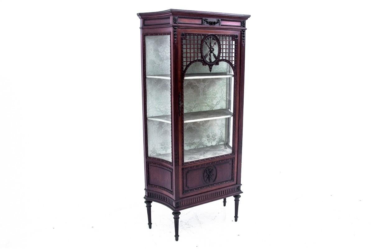 A walnut showcase in the style of Louis XVI from around 1890.

Very good condition.

Wood: walnut

Dimensions: height 166.5 cm width 84.5 cm depth 34 cm.