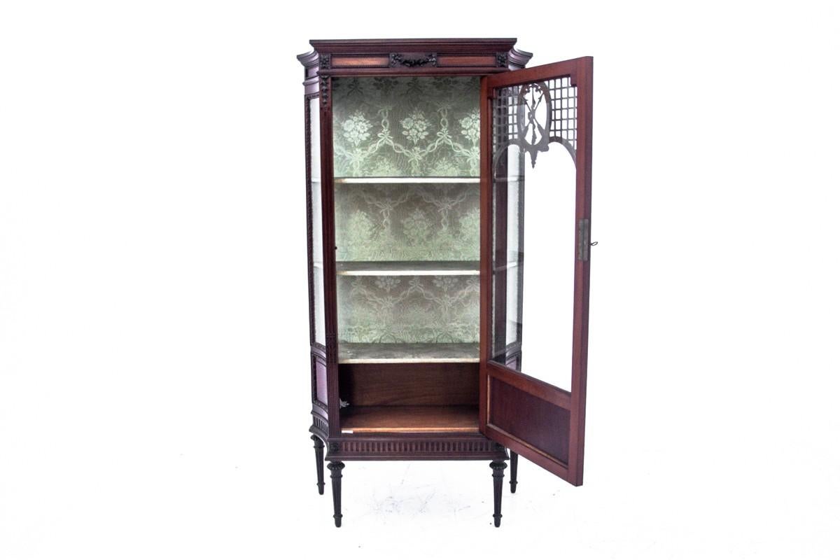 French Walnut Showcase in the Style of Louis XVI from Around 1890