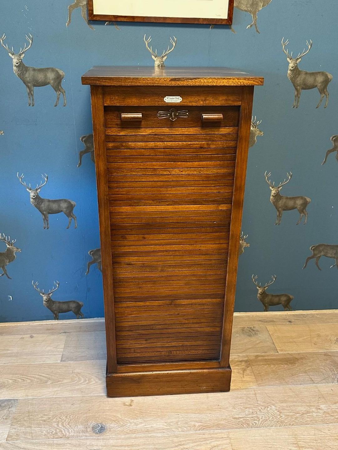Magnifique classeur des années 1920. Derrière le volet roulant se trouvent 8 tiroirs. Les tiroirs fonctionnent très bien. Qualité supérieure ! L'armoire est entièrement fabriquée en bois massif. Il s'agit d'une particularité pour les classeurs des