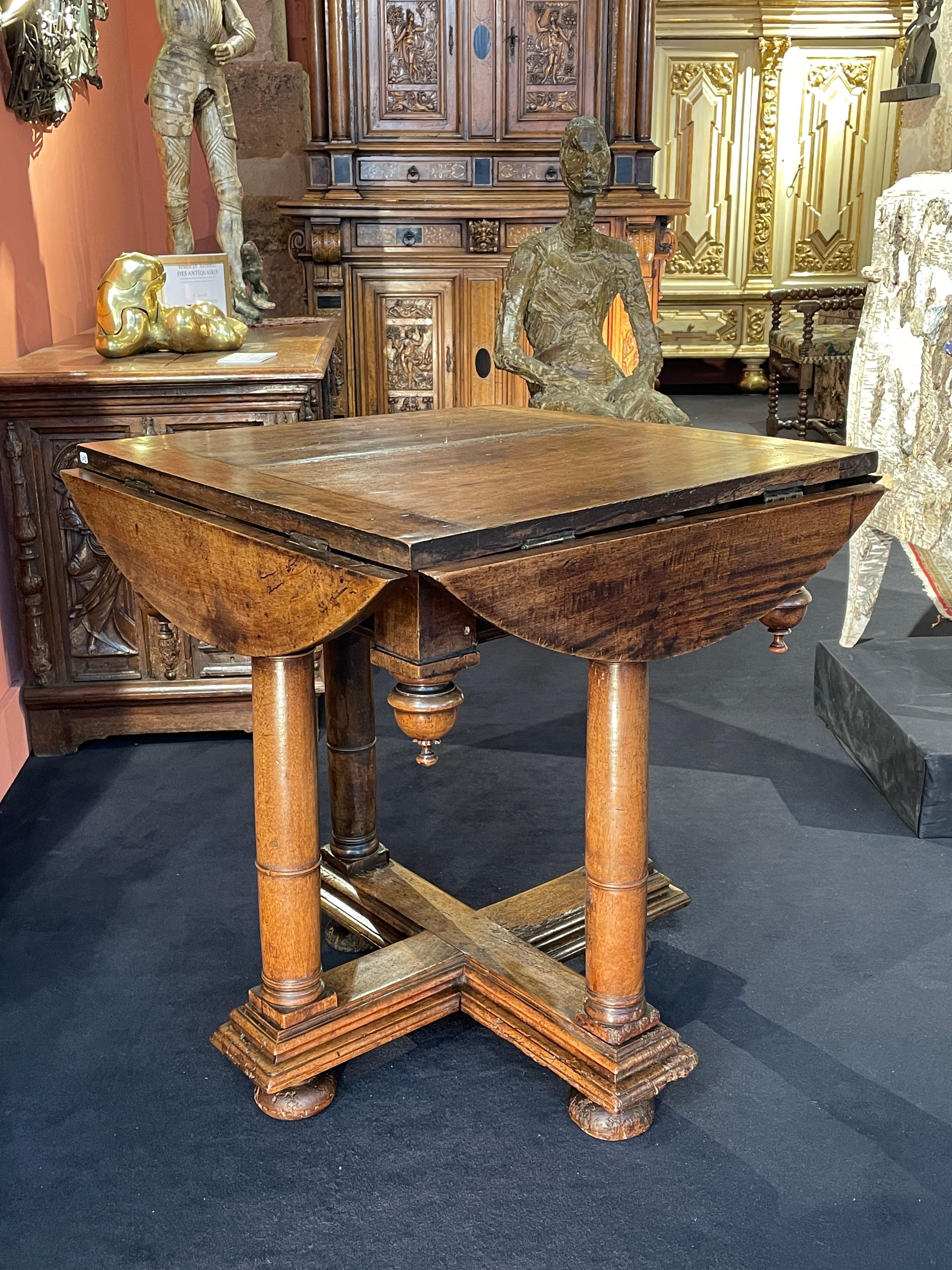 XVIIIe siècle et antérieur Table à volets en noyer en vente