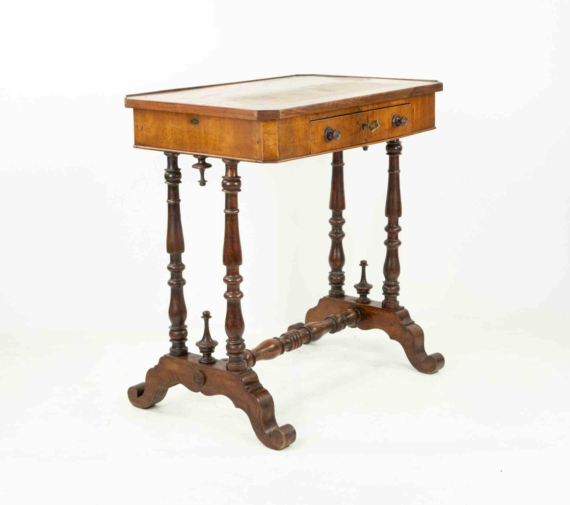 Table d'appoint en noyer 19ème siècle réalisée par une manufacture italienne au 19ème siècle.

Bon état général.