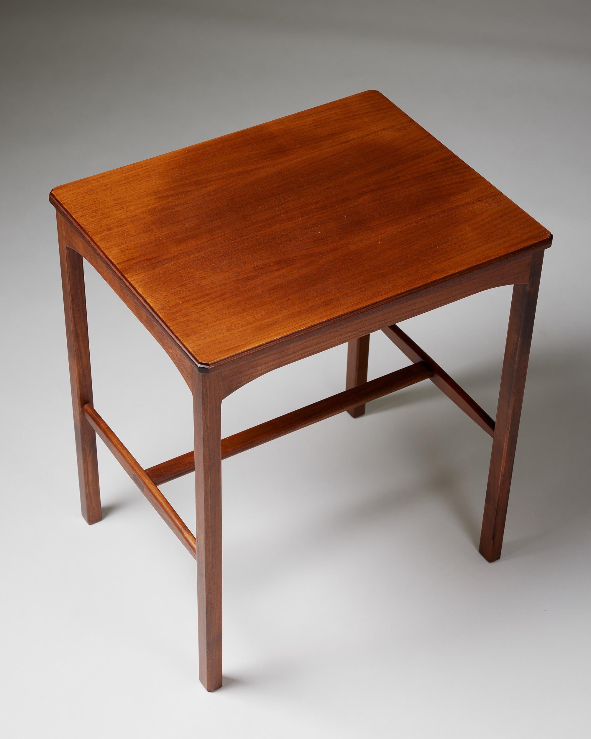 Walnut Side table 'October' designed by Carl Malmsten, Sweden, 1950s For Sale 1