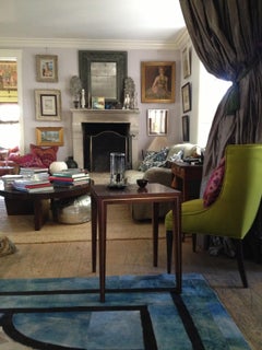 Table d'appoint en noyer avec détails en laiton ou en aluminium incrusté