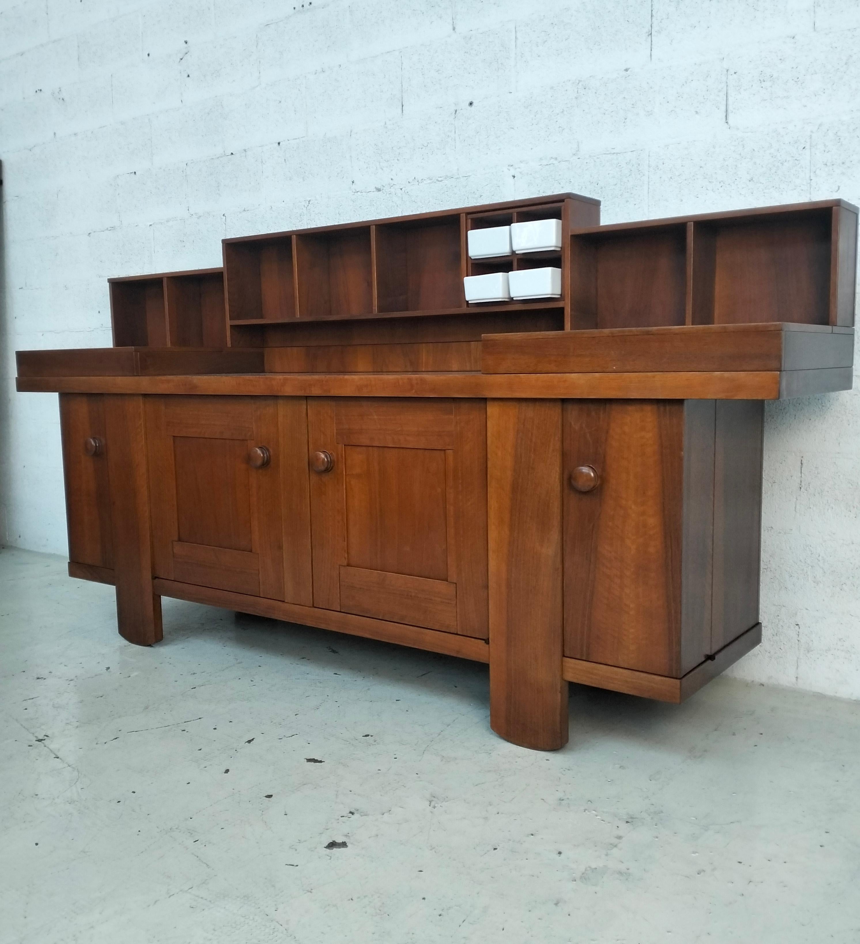 Mid-Century moderno Walnut sideboard, 602 model by Silvio Coppola for Bernini 1960s, 70s in vendita