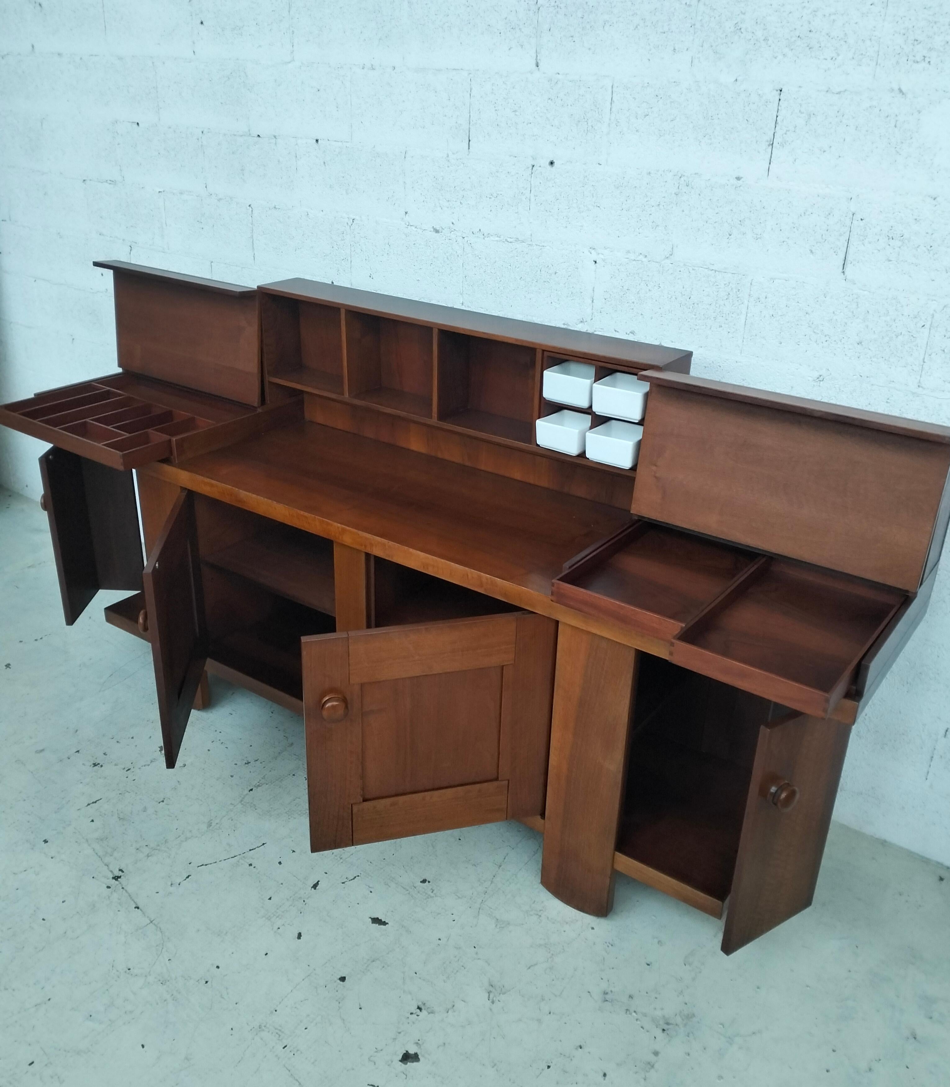 Italiano Walnut sideboard, 602 model by Silvio Coppola for Bernini 1960s, 70s in vendita