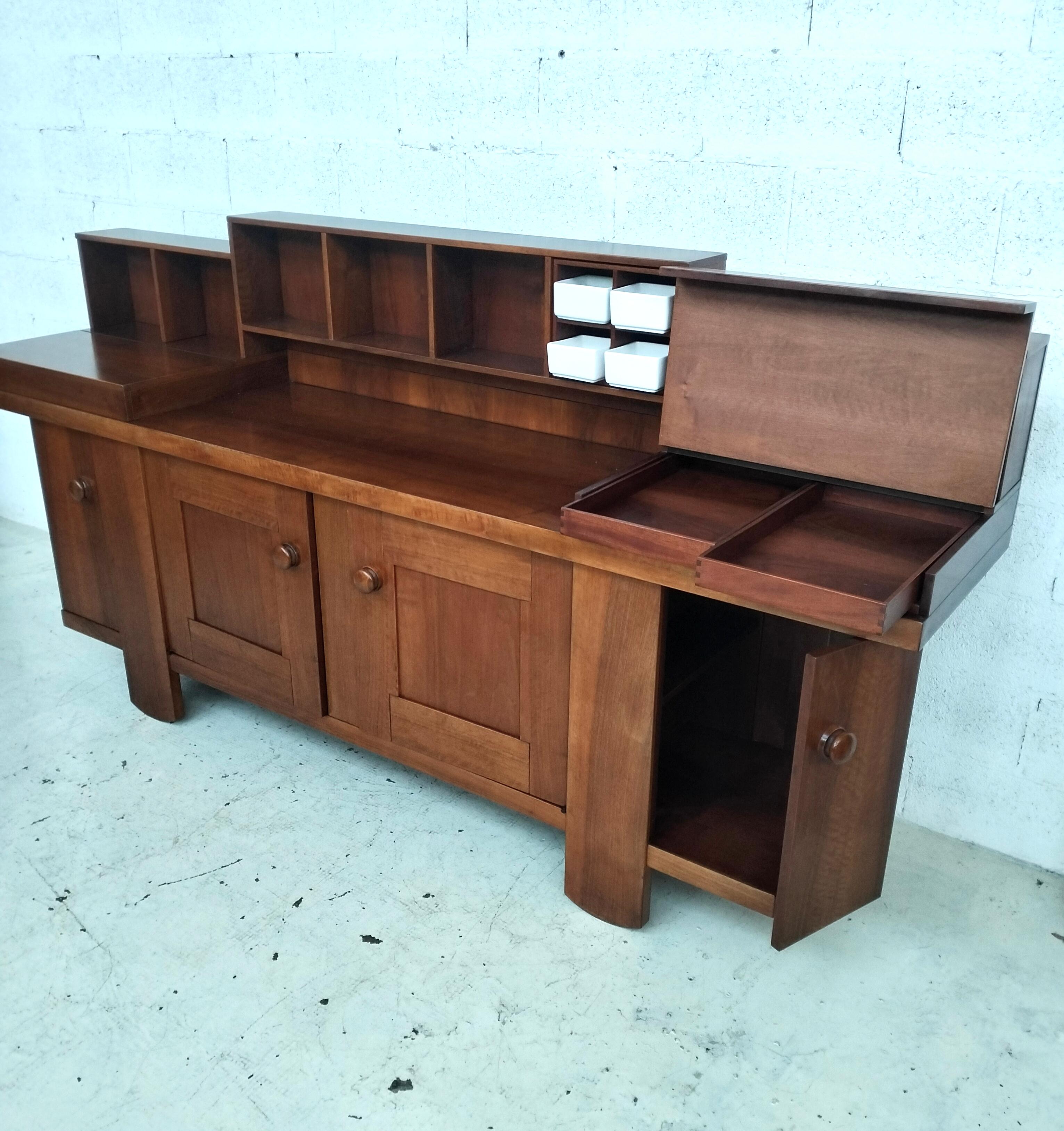 Metà XX secolo Walnut sideboard, 602 model by Silvio Coppola for Bernini 1960s, 70s in vendita