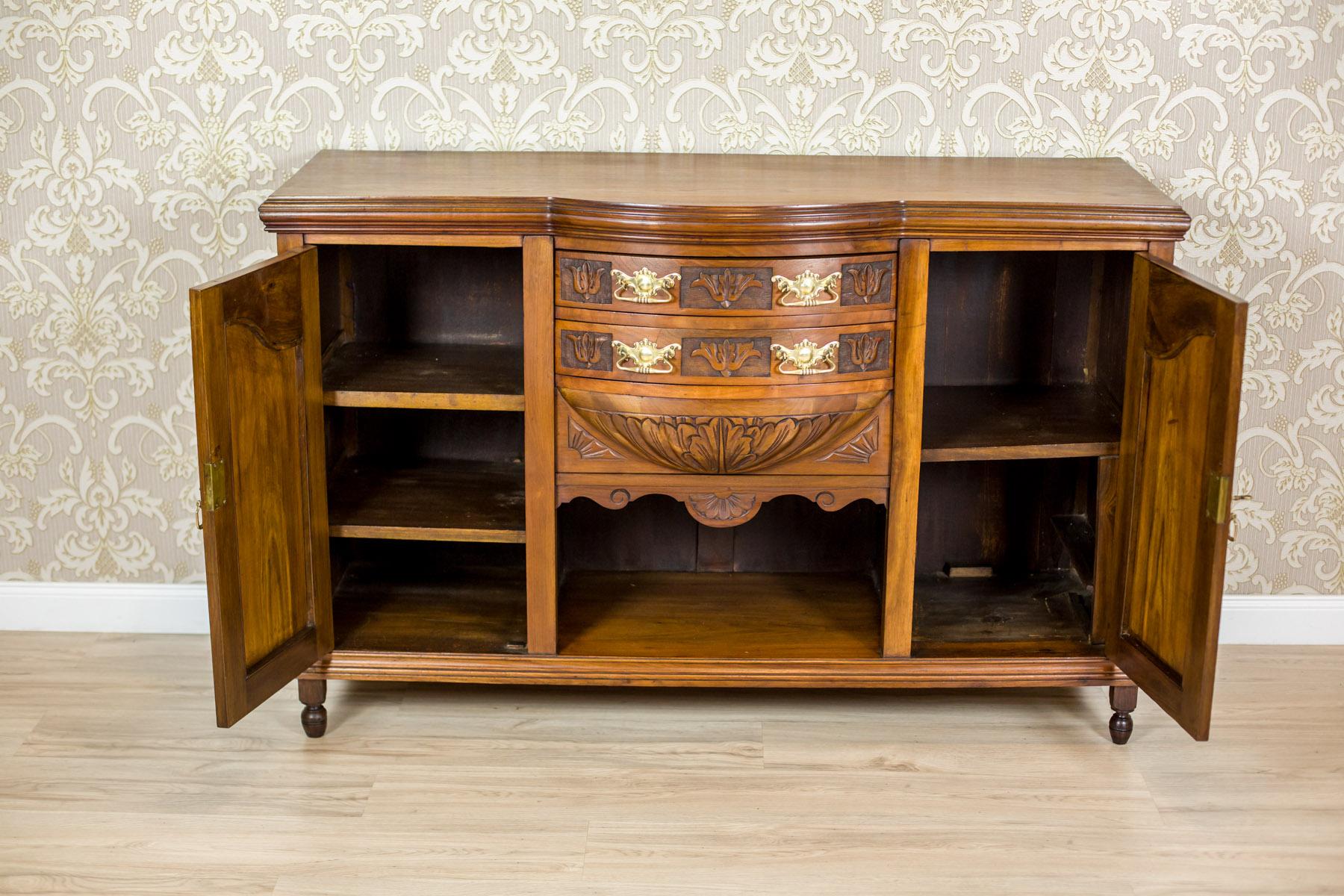 British Walnut Sideboard or Buffet, circa the Turn of the 19th and 20th Centuries