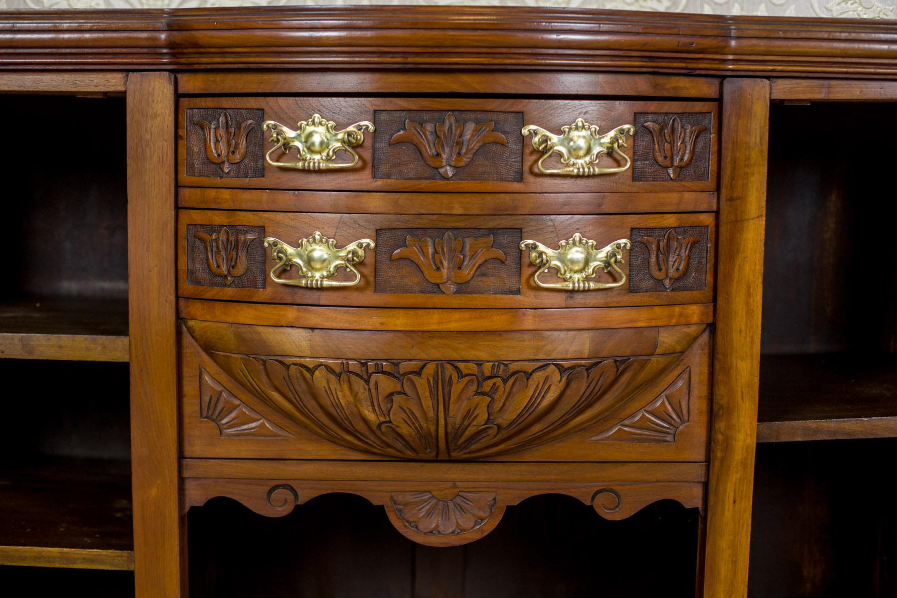 Walnut Sideboard or Buffet, circa the Turn of the 19th and 20th Centuries In Good Condition In Opole, PL