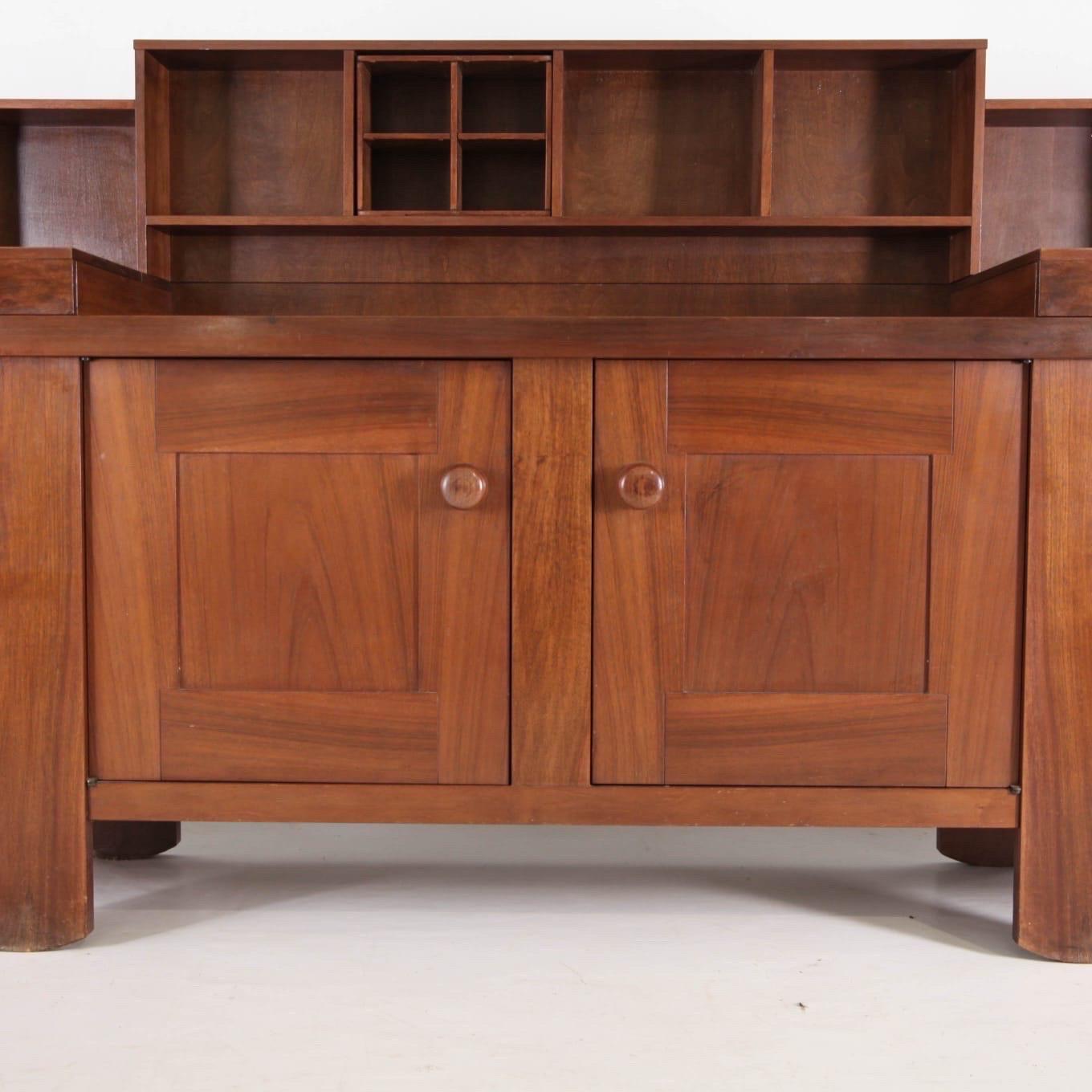 Bellissima credenza in noce edita da Bernini intorno al 1960. (Vedi l'adesivo originale).
Pezzo di alta qualità molto funzionale e in ottime condizioni.
Raro.
