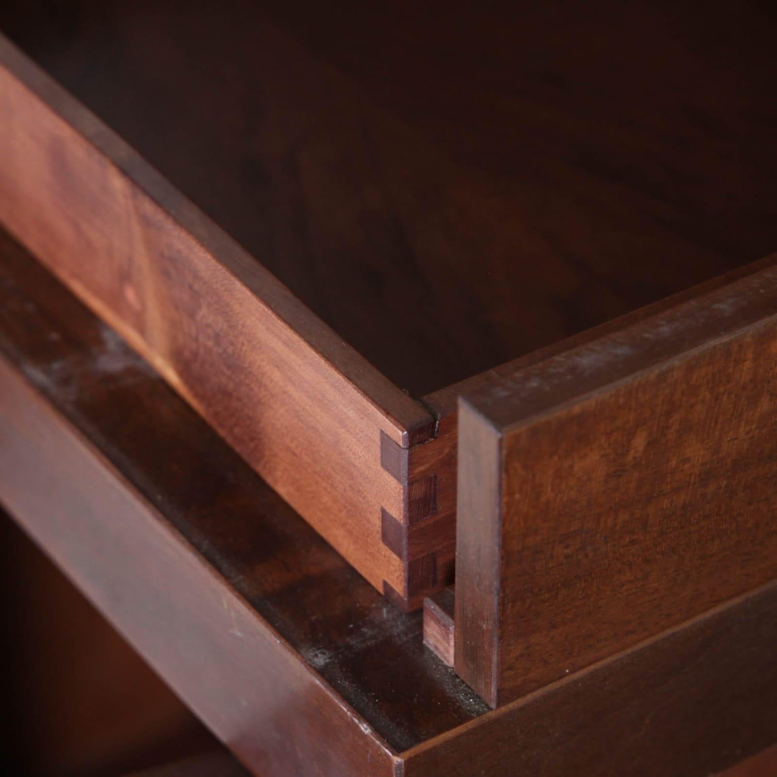 Metà XX secolo Credenza in noce di Bernini in vendita