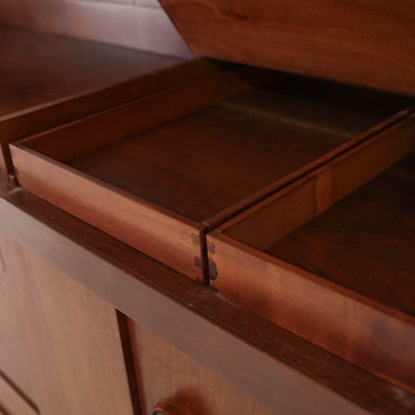Credenza in noce di Bernini in vendita 1
