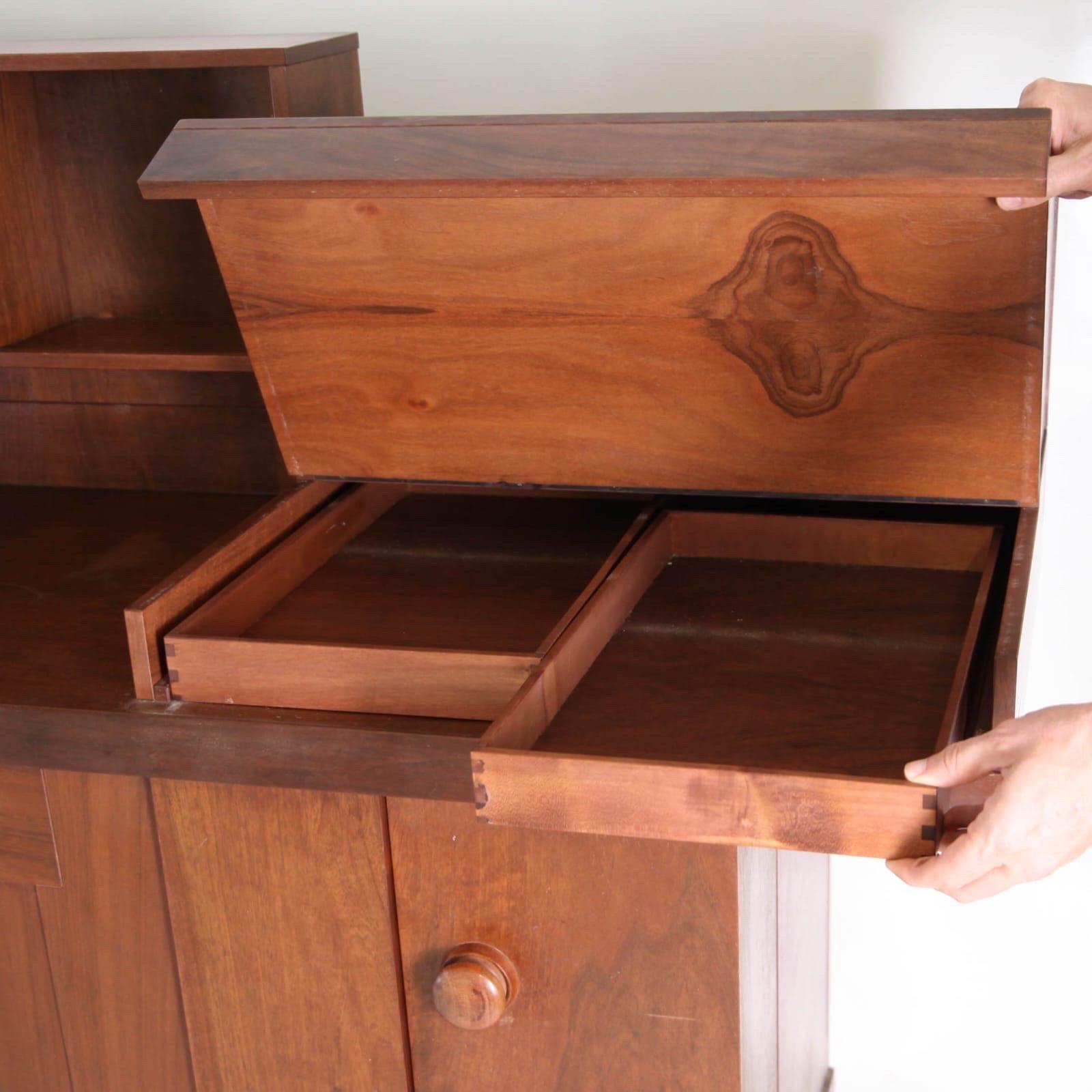 Credenza in noce di Bernini in vendita 3