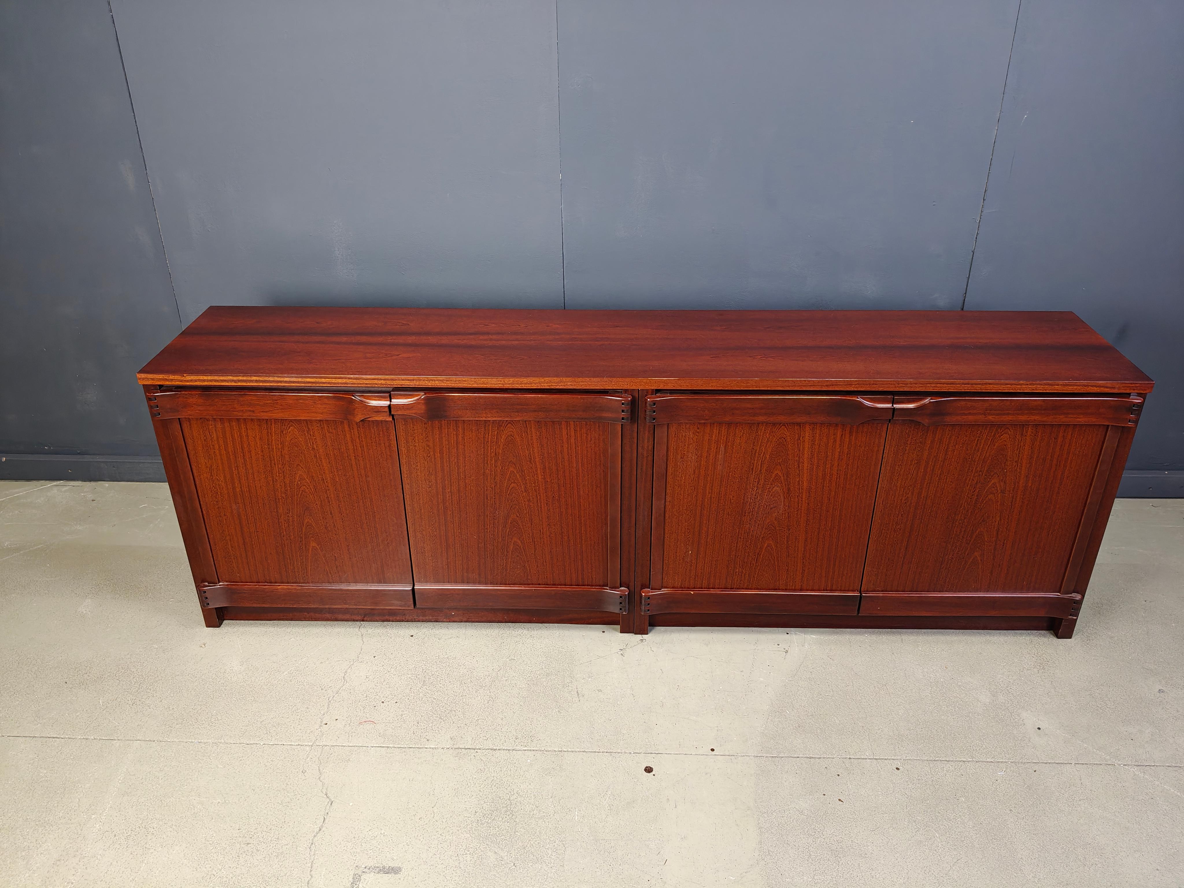 Credenza in noce vintage realizzata in legno di noce di alta qualità con bellissime cerniere e maniglie.

Disegnato da Franz Xaver Sproll e prodotto in Svizzera.

Un pezzo molto robusto che offre molto spazio per riporre gli oggetti grazie ai