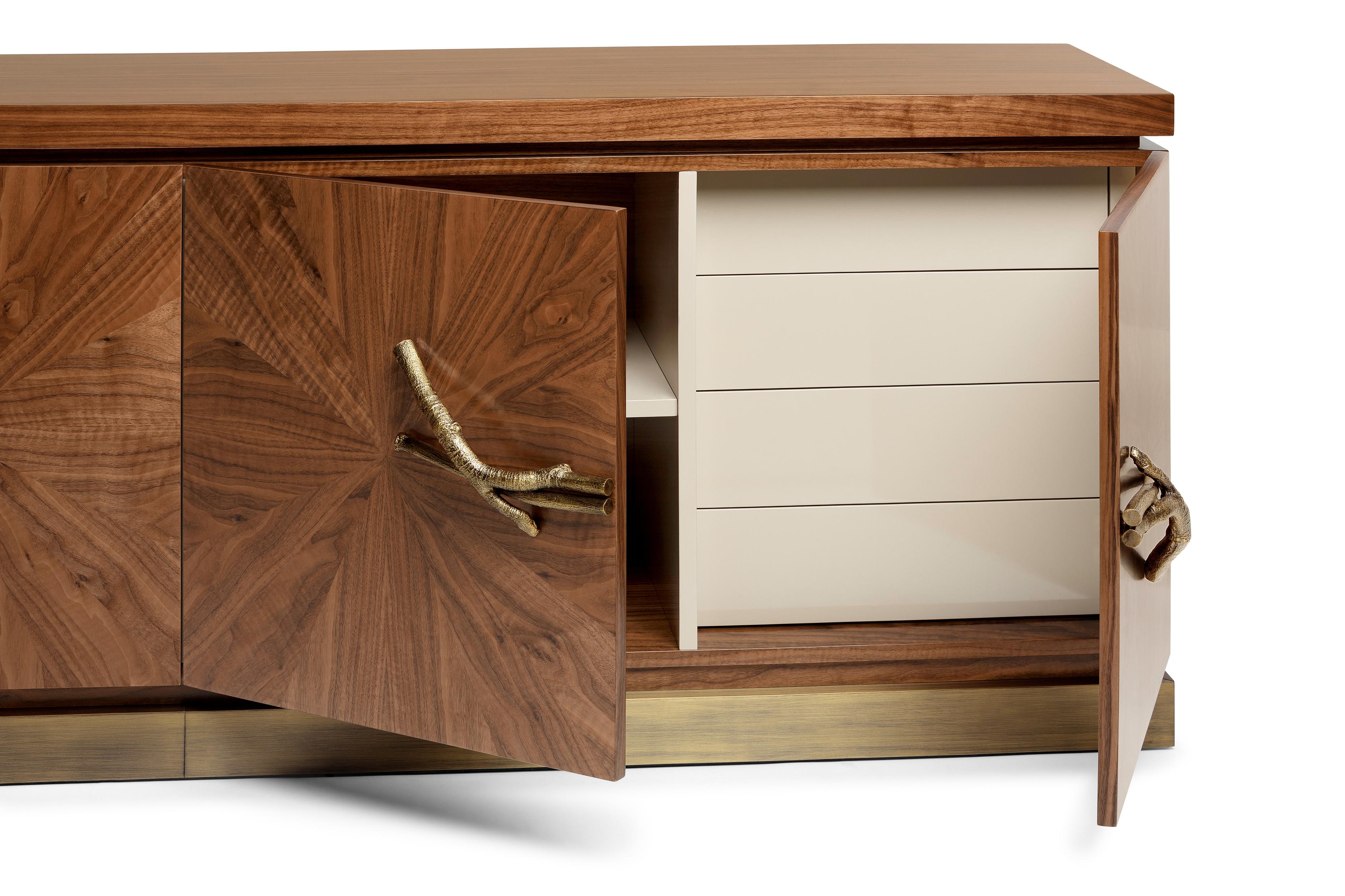 Aparador de nogal by Ginger & Jagger Posmoderno en venta