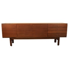 Aparador de nogal diseñado por Jordi Vilanova, años 60.