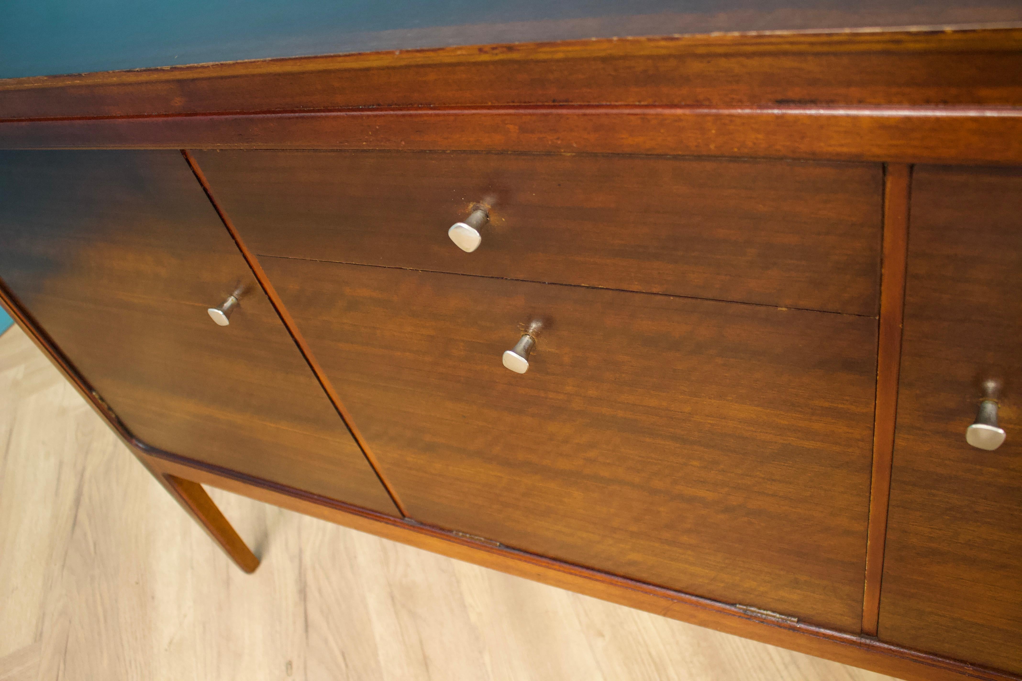 Buffet en noyer de Gimson et Slater, années 1950 2