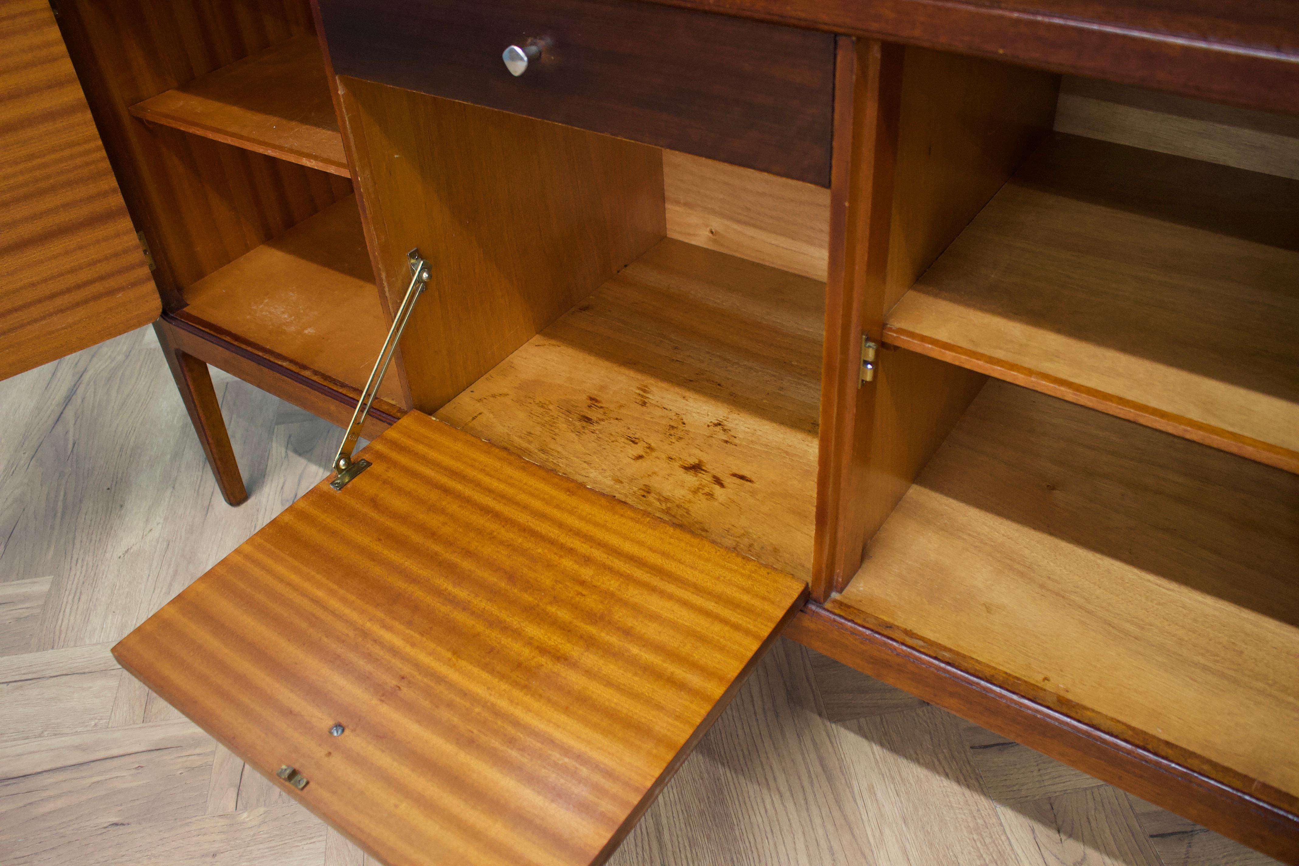 Buffet en noyer de Gimson et Slater, années 1950 3