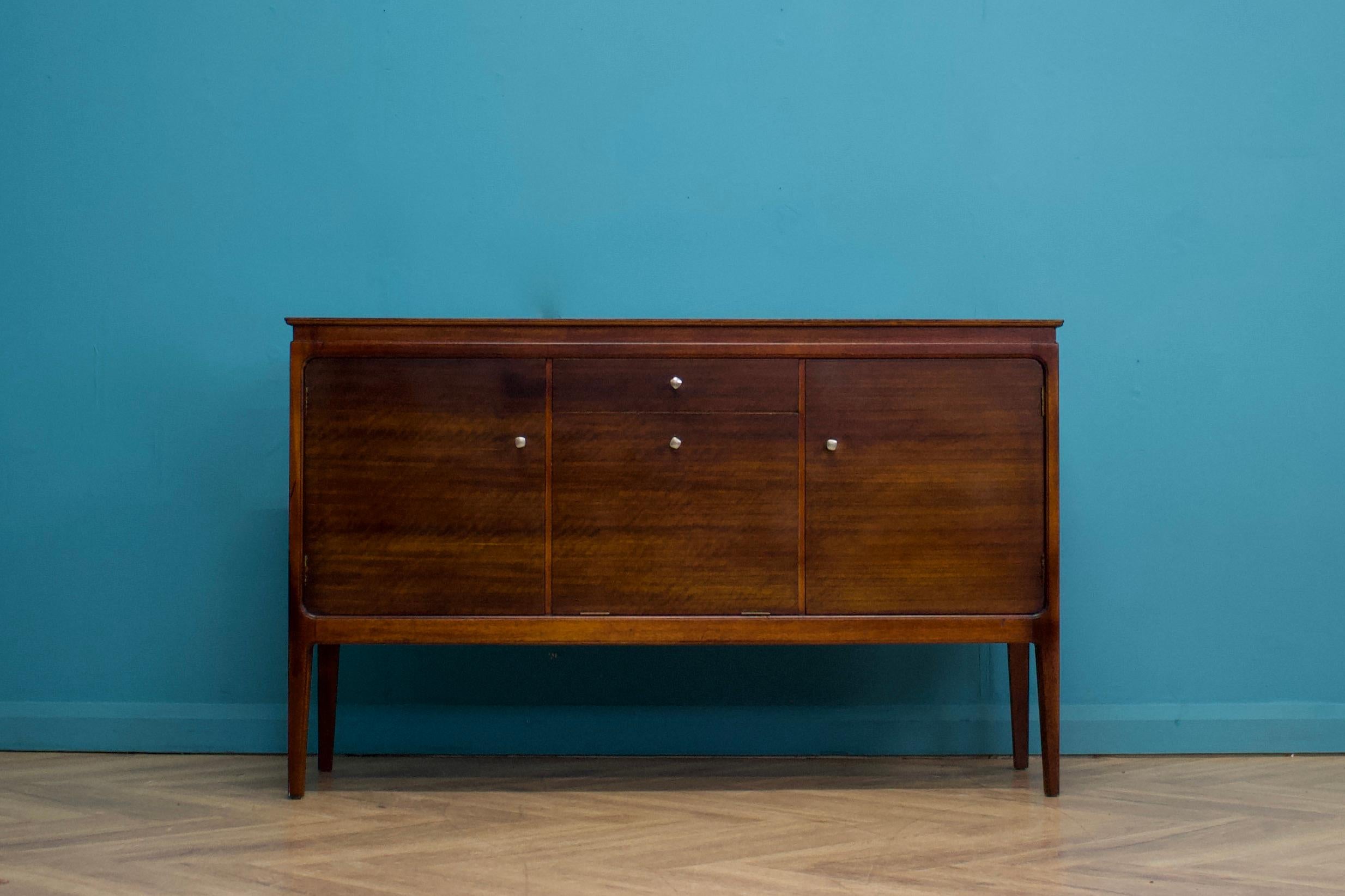 Buffet en noyer du milieu du siècle de Gimson and Slater de la gamme Vesper, vers les années 1950


Deux placards avec étagères, un tiroir et un porte-boissons escamotable.
