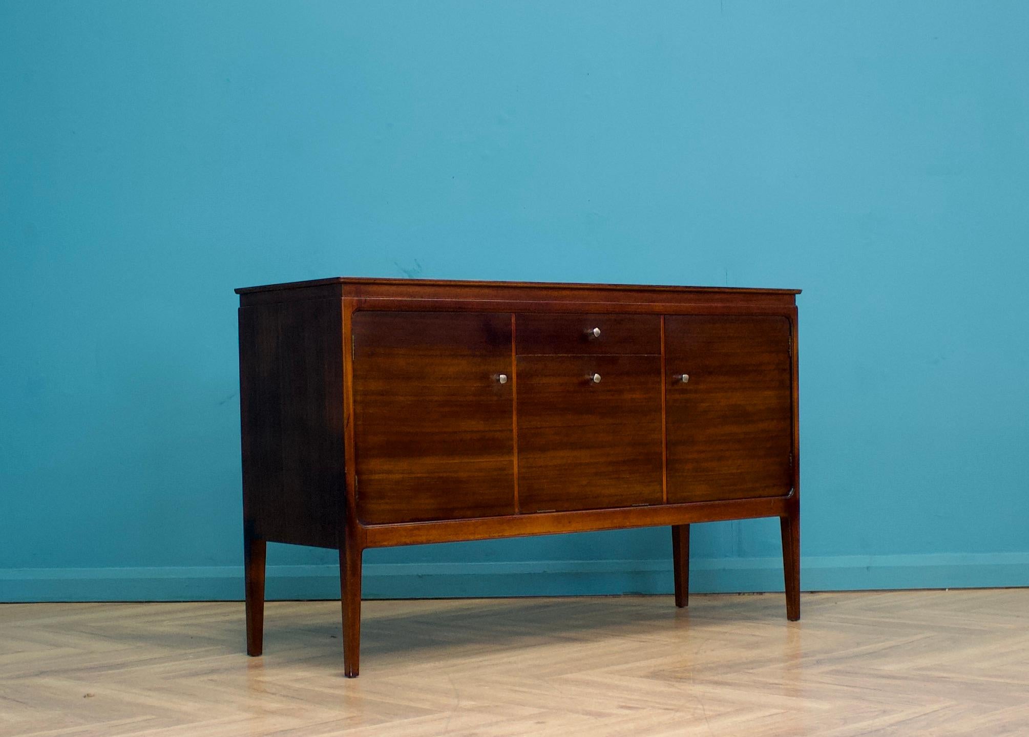 Mid-Century Modern Buffet en noyer de Gimson et Slater, années 1950