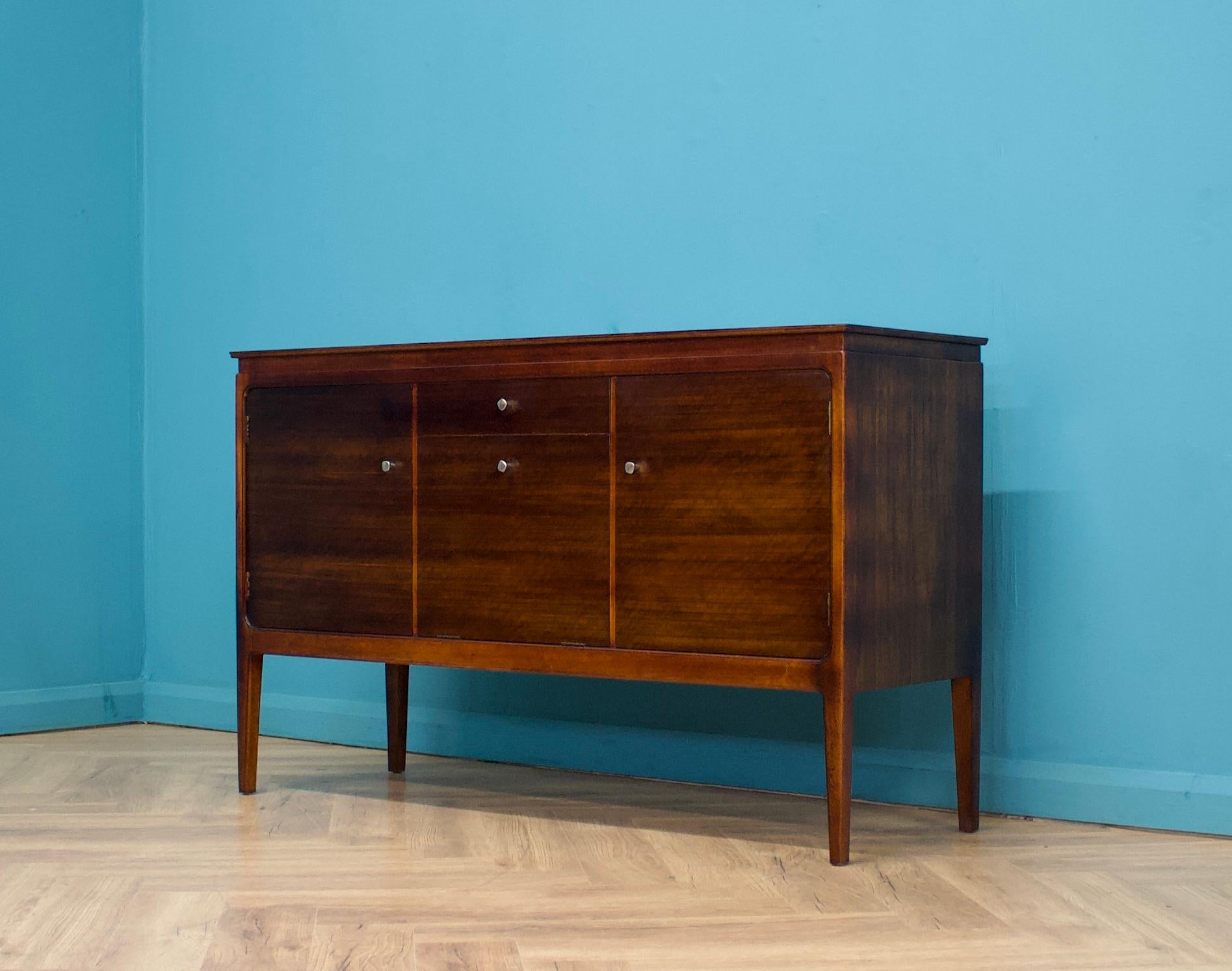 Britannique Buffet en noyer de Gimson et Slater, années 1950