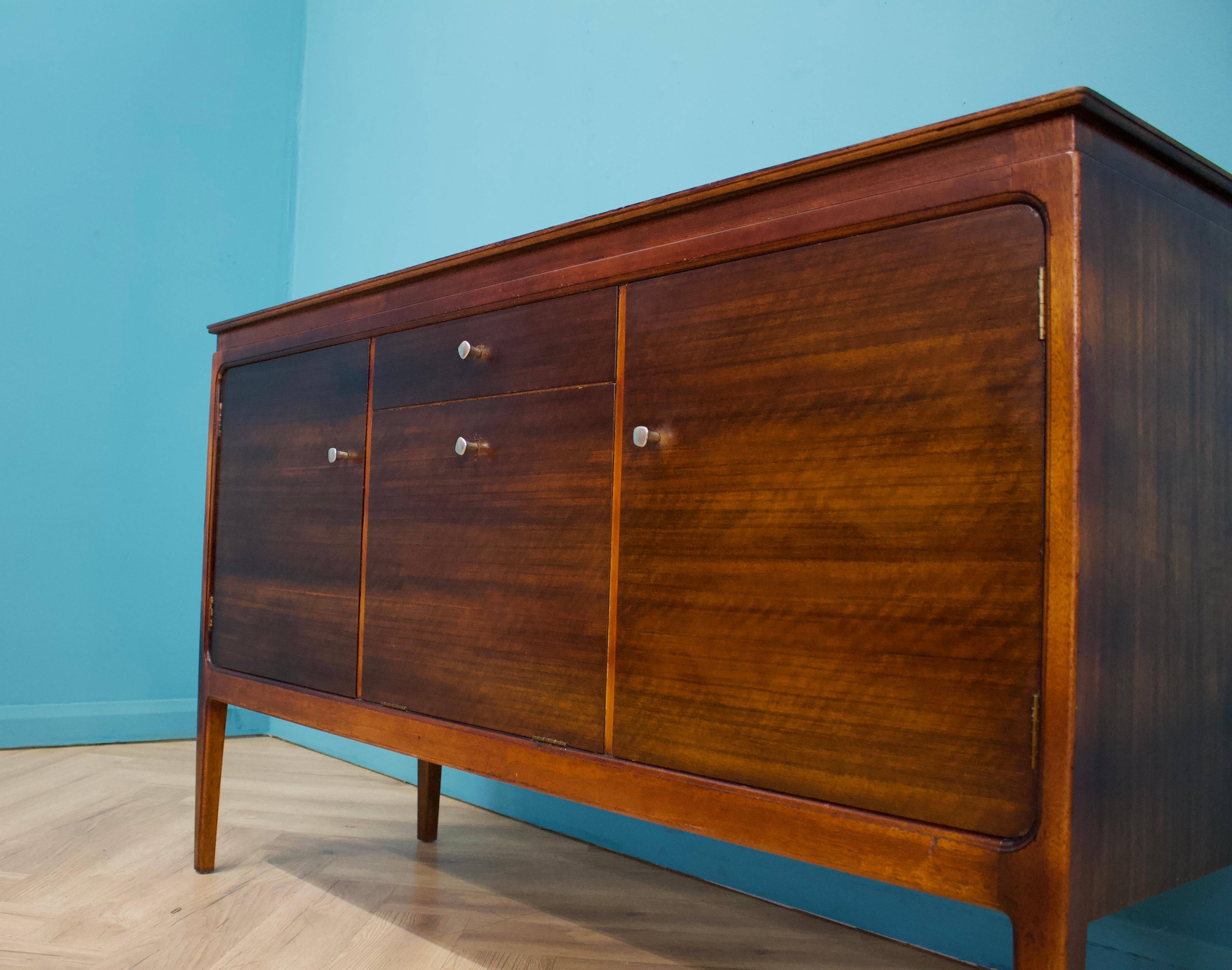 Placage Buffet en noyer de Gimson et Slater, années 1950