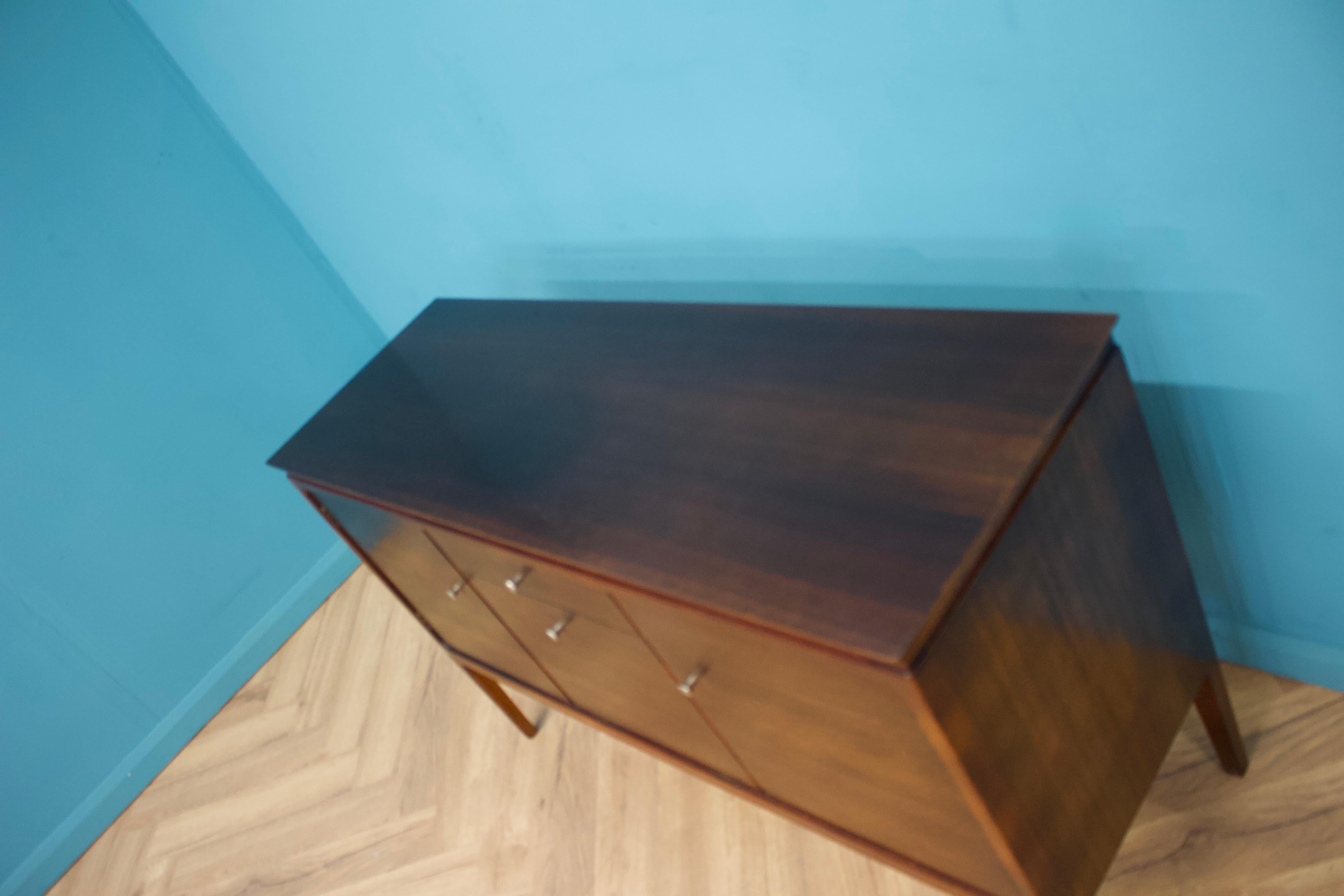 Buffet en noyer de Gimson et Slater, années 1950 Bon état à South Shields, GB