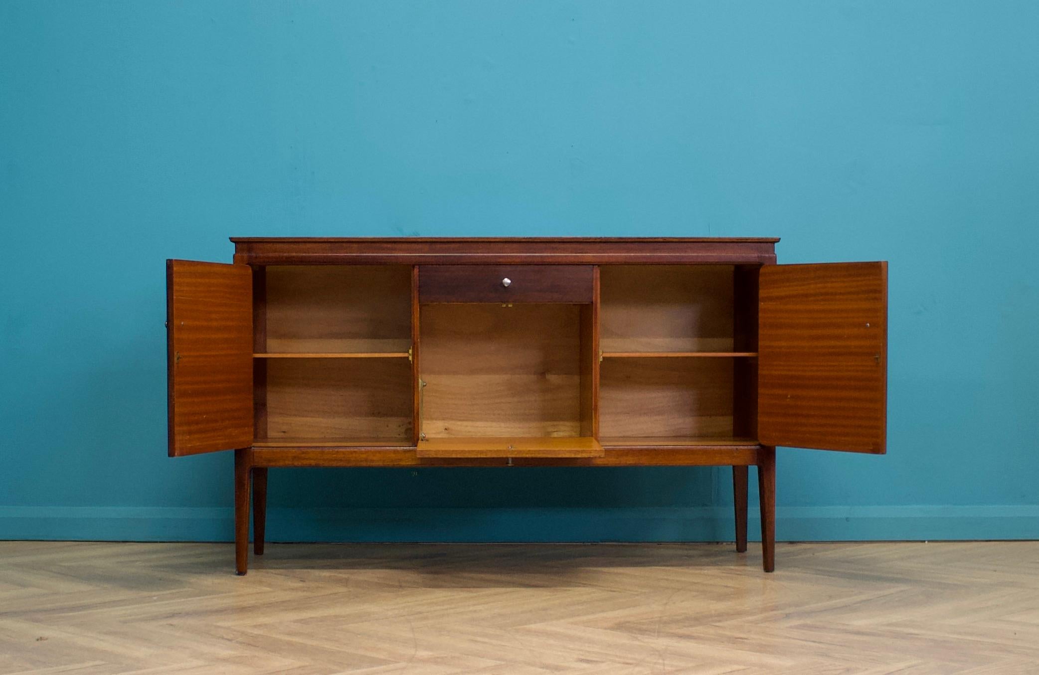 20ième siècle Buffet en noyer de Gimson et Slater, années 1950