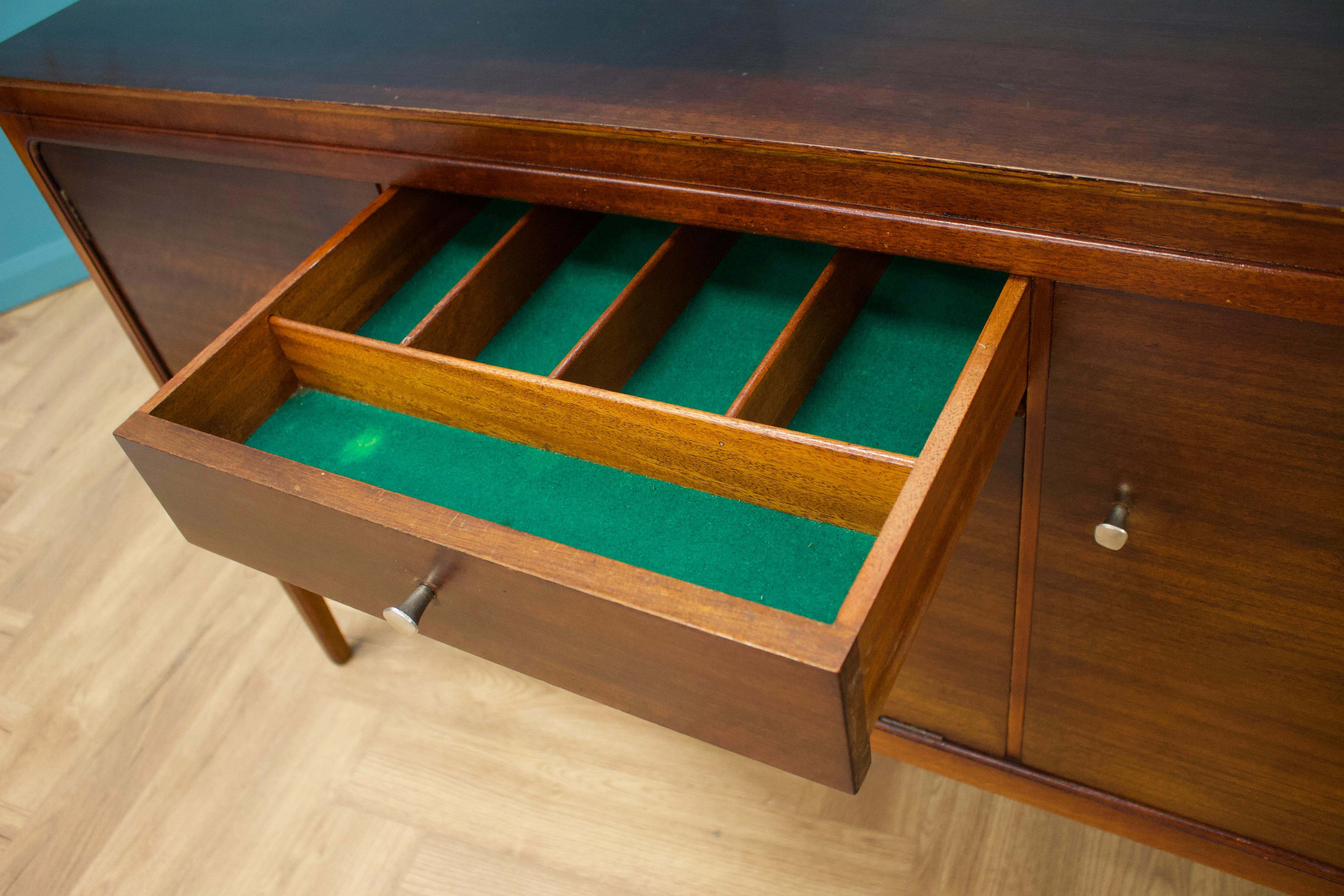 Noyer Buffet en noyer de Gimson et Slater, années 1950