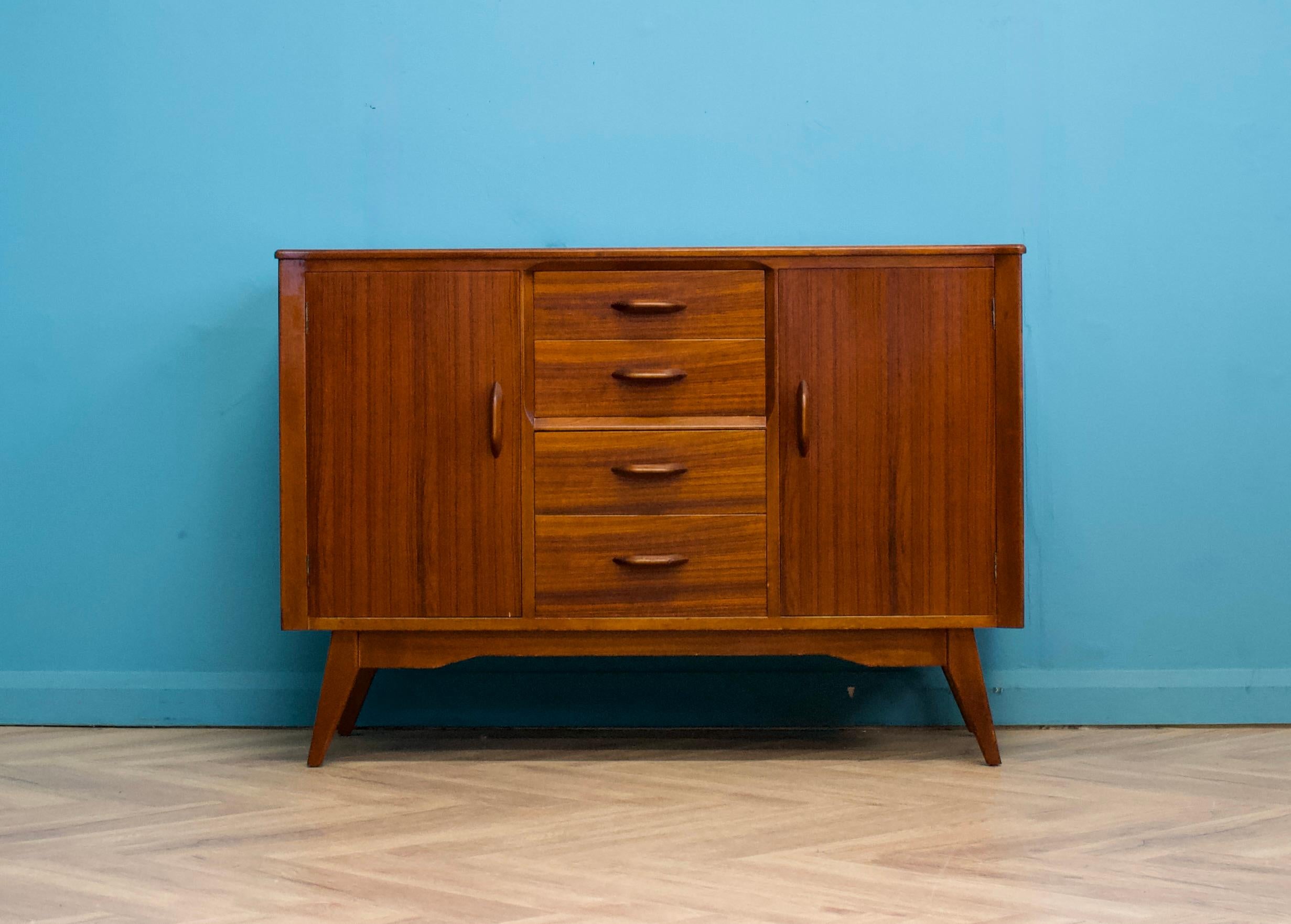 Buffet en noyer de Jentique, années 1960 en vente 2