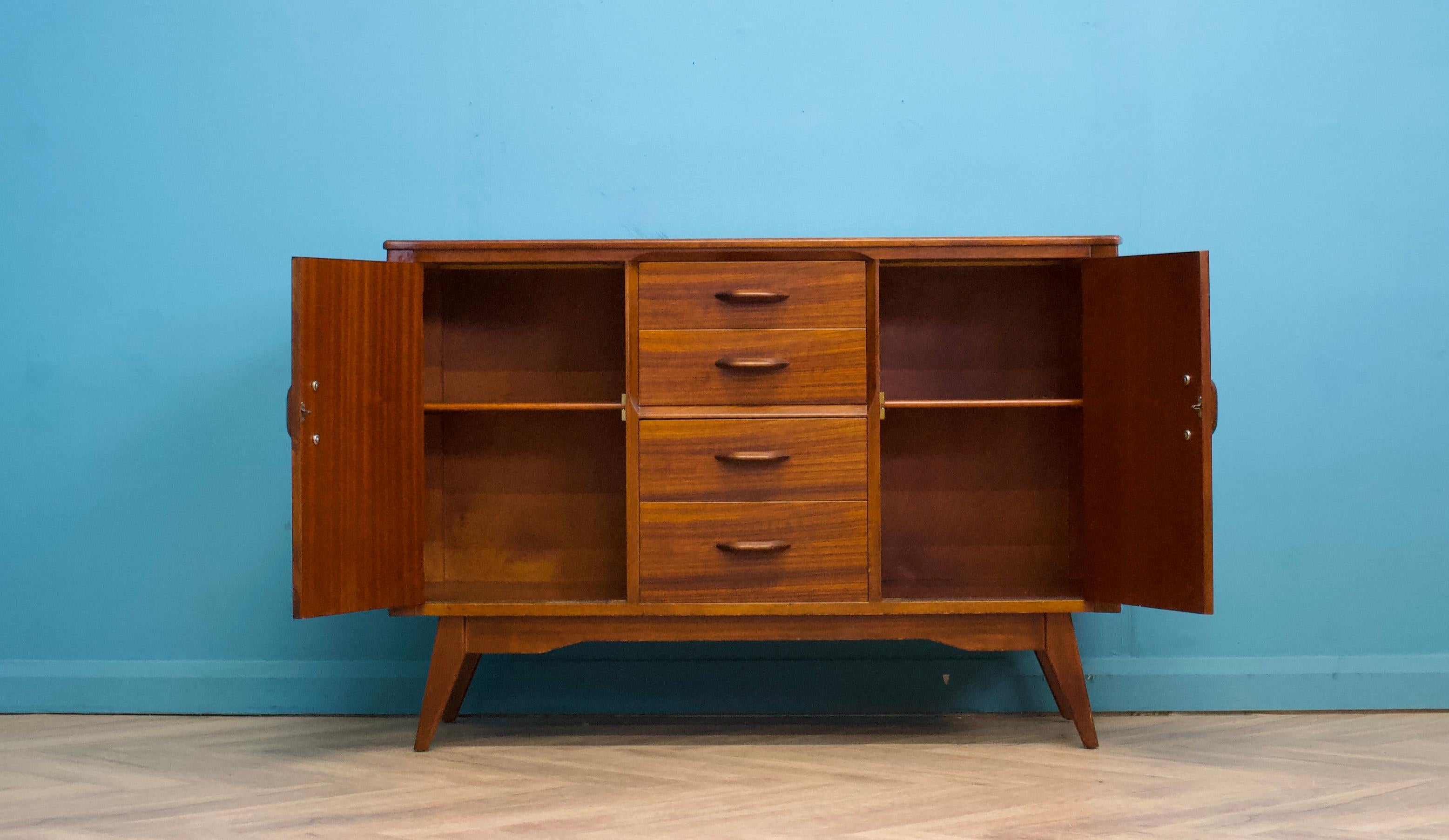 Mid-Century Modern Buffet en noyer de Jentique, années 1960 en vente