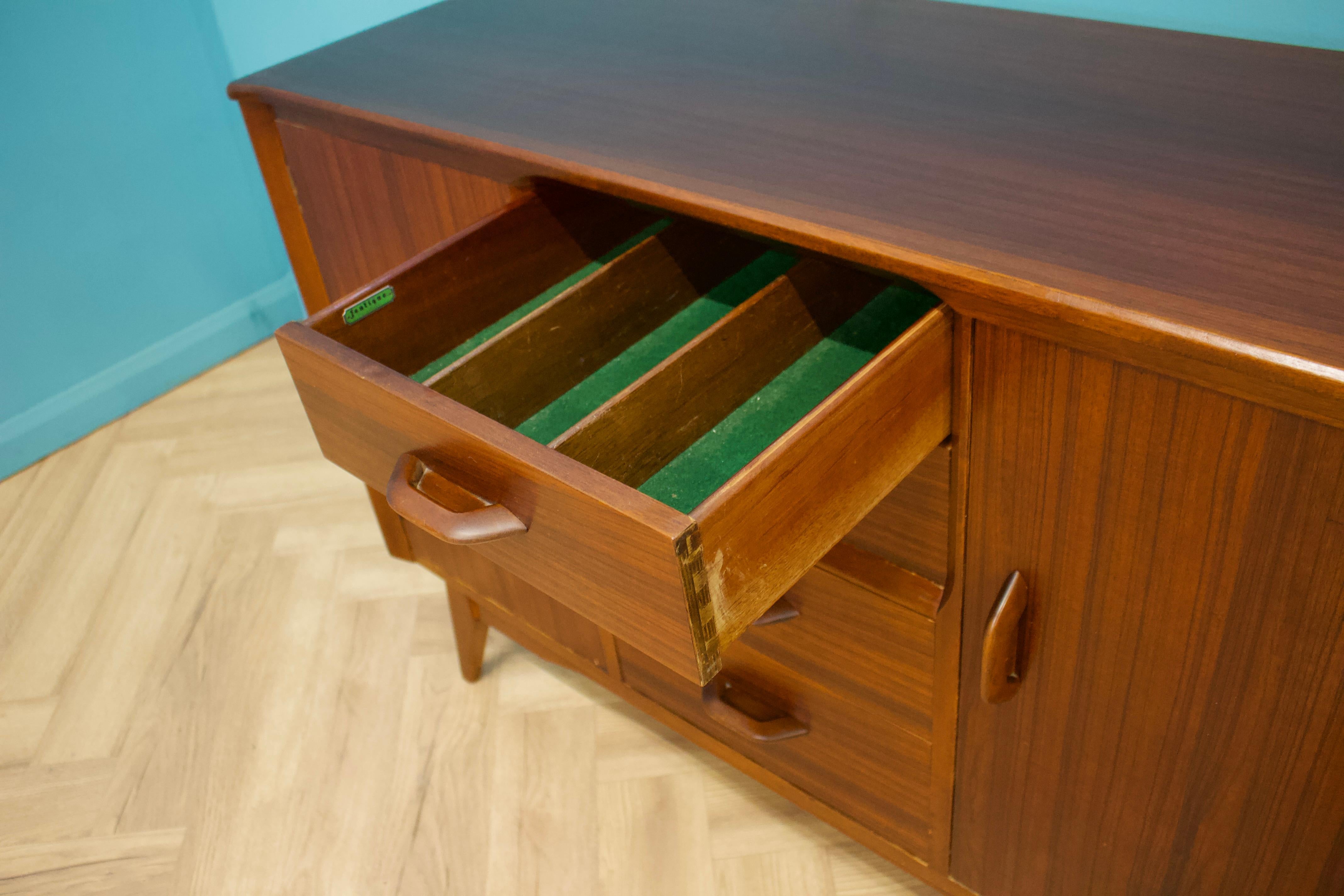 Buffet en noyer de Jentique, années 1960 Bon état - En vente à South Shields, GB