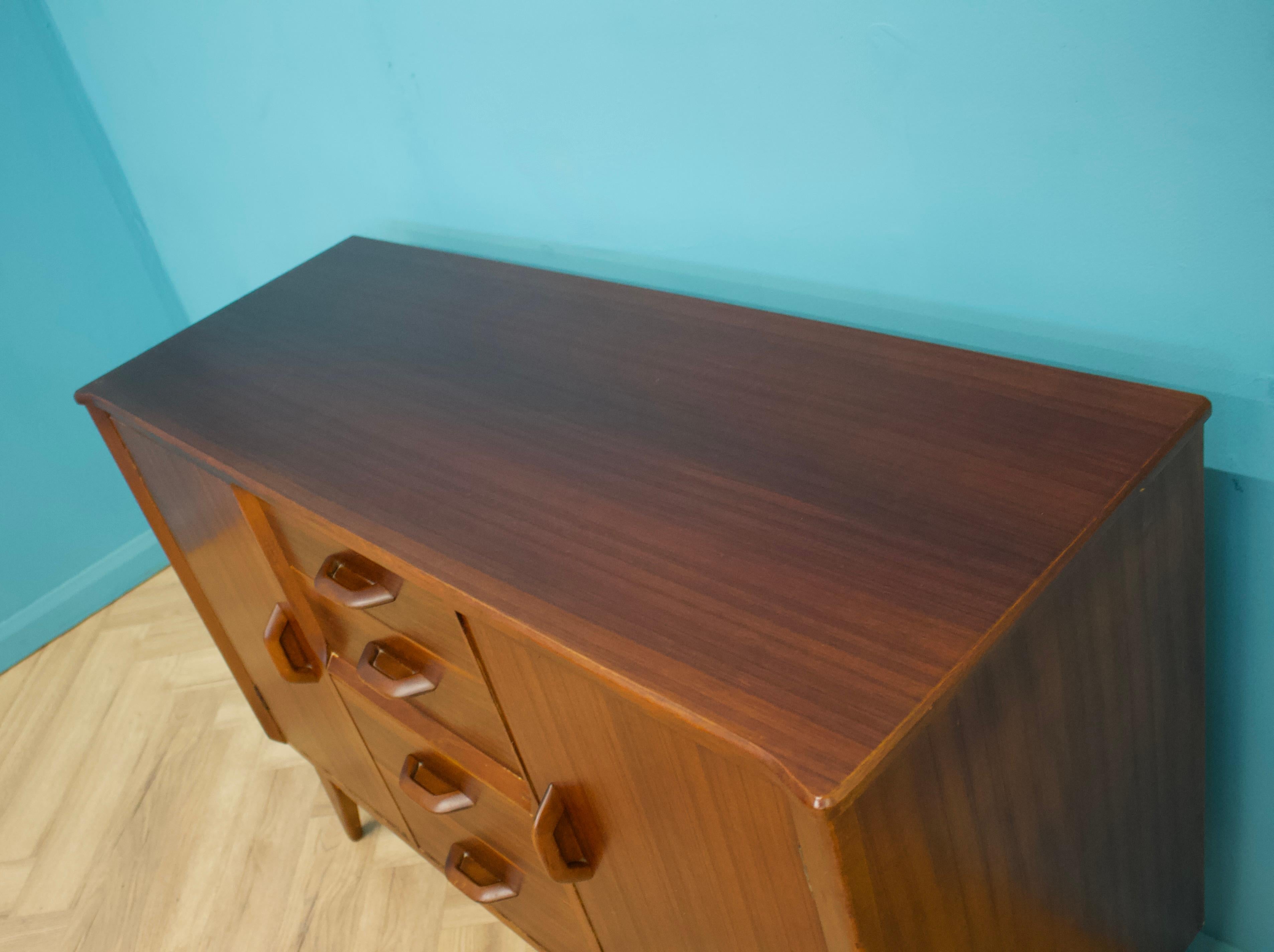 20ième siècle Buffet en noyer de Jentique, années 1960 en vente