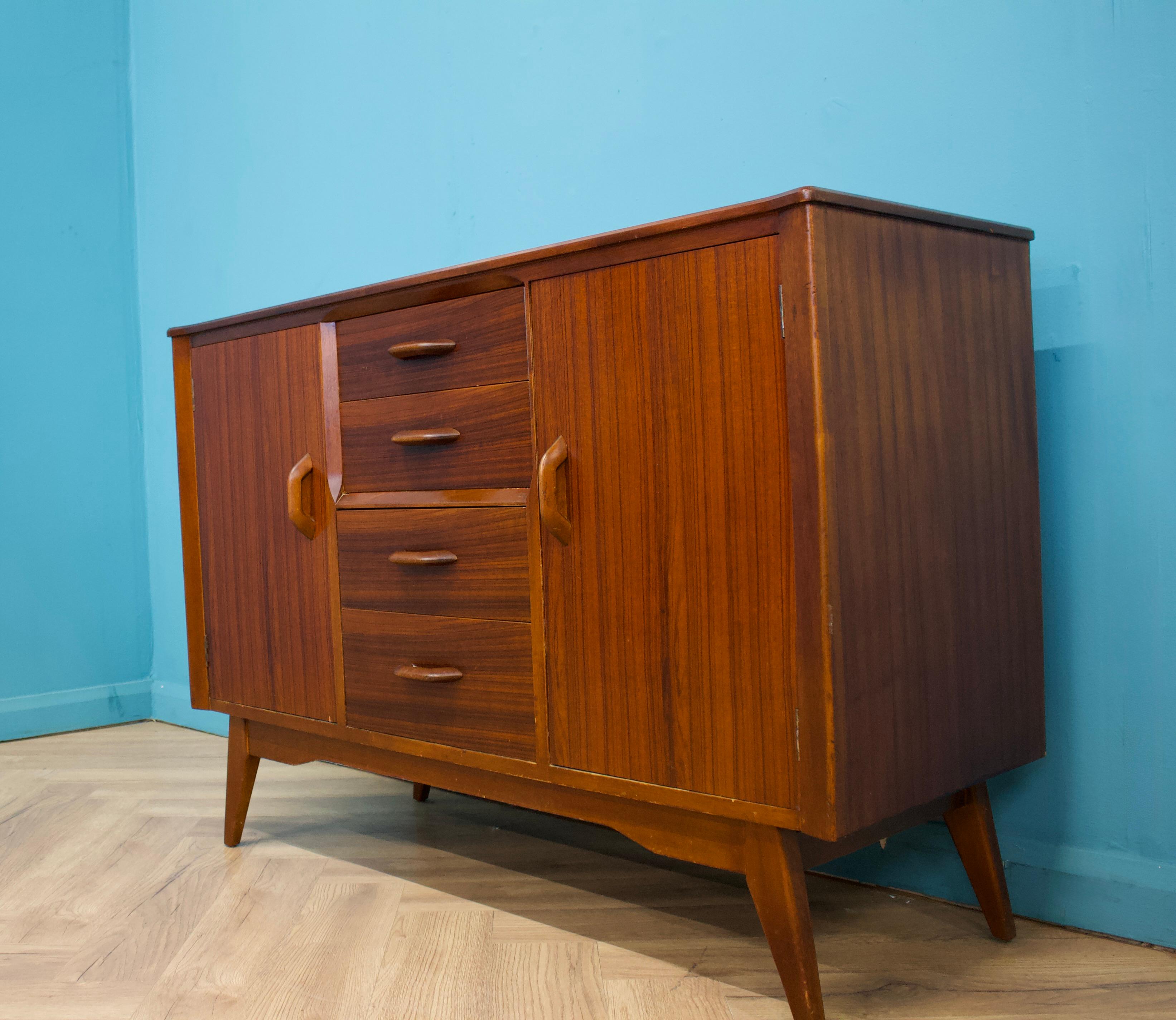 Noyer Buffet en noyer de Jentique, années 1960 en vente