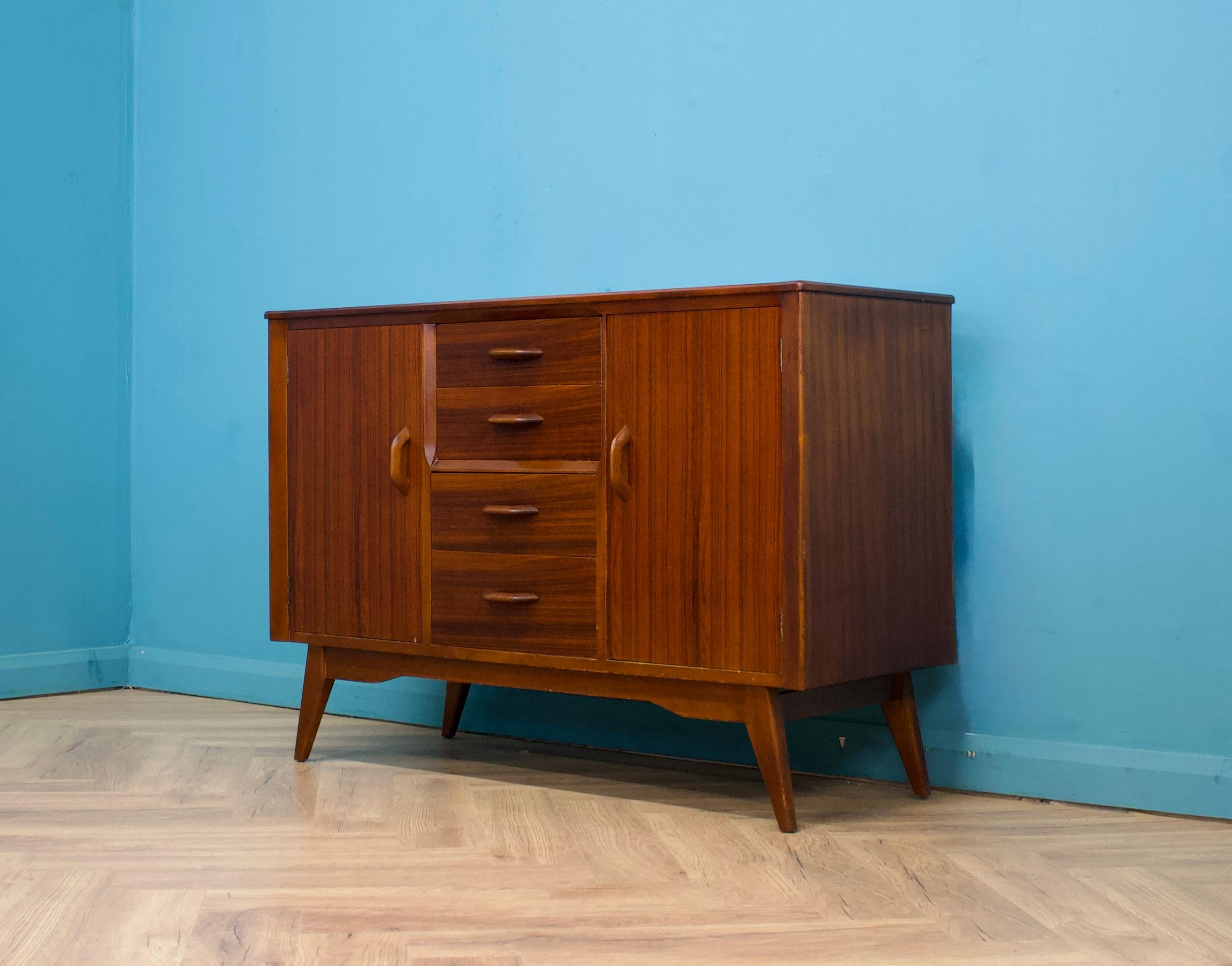 Buffet en noyer de Jentique, années 1960 en vente 1