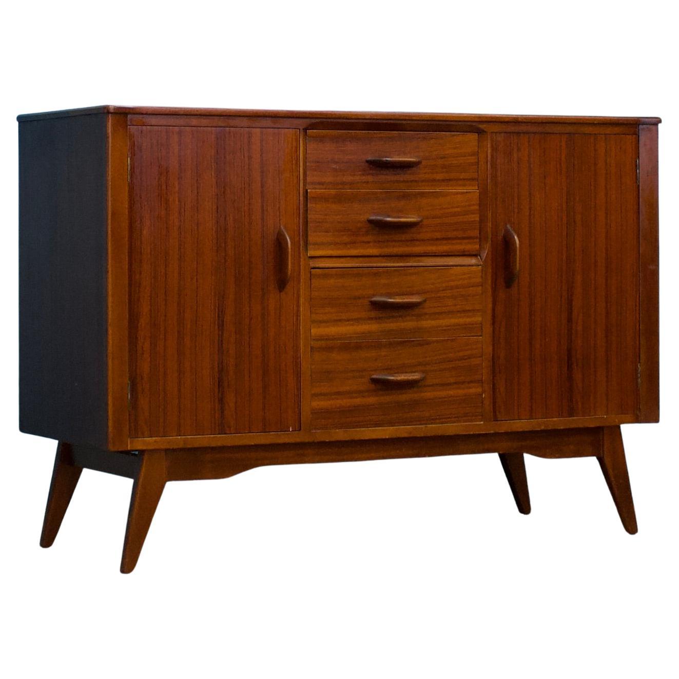Buffet en noyer de Jentique, années 1960