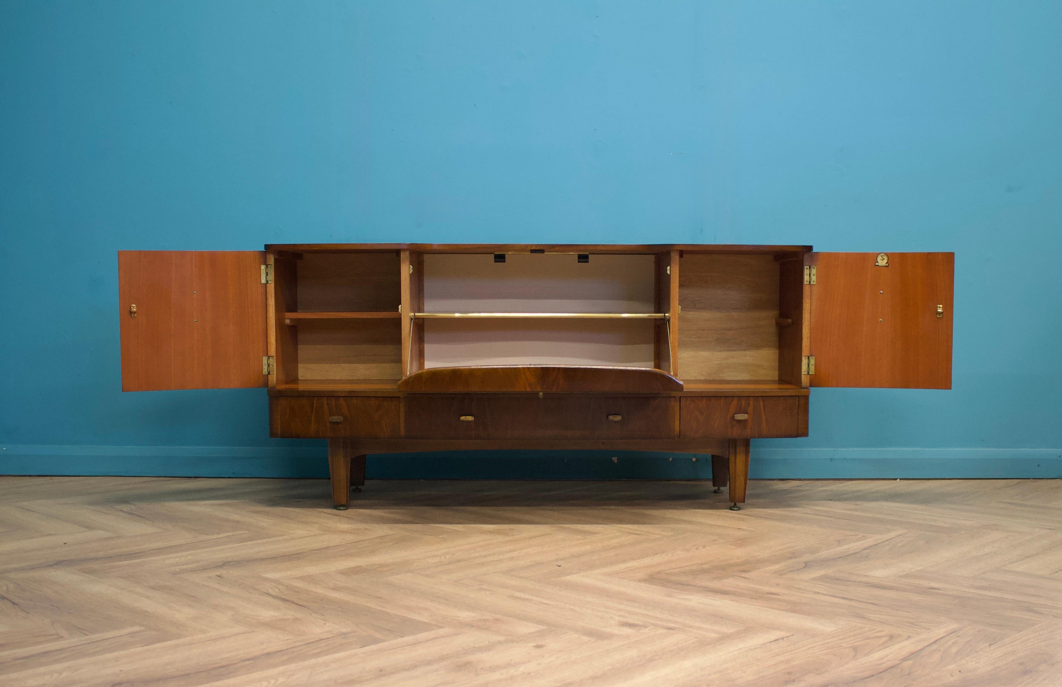 Walnut Sideboard from Stonehill, 1960s in vendita 1