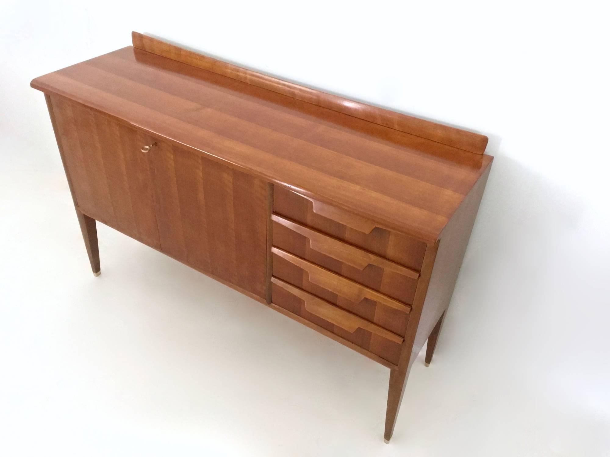 Walnut Sideboard in the Style of Gio Ponti with Maple Interiors, Italy, 1950s In Excellent Condition In Bresso, Lombardy