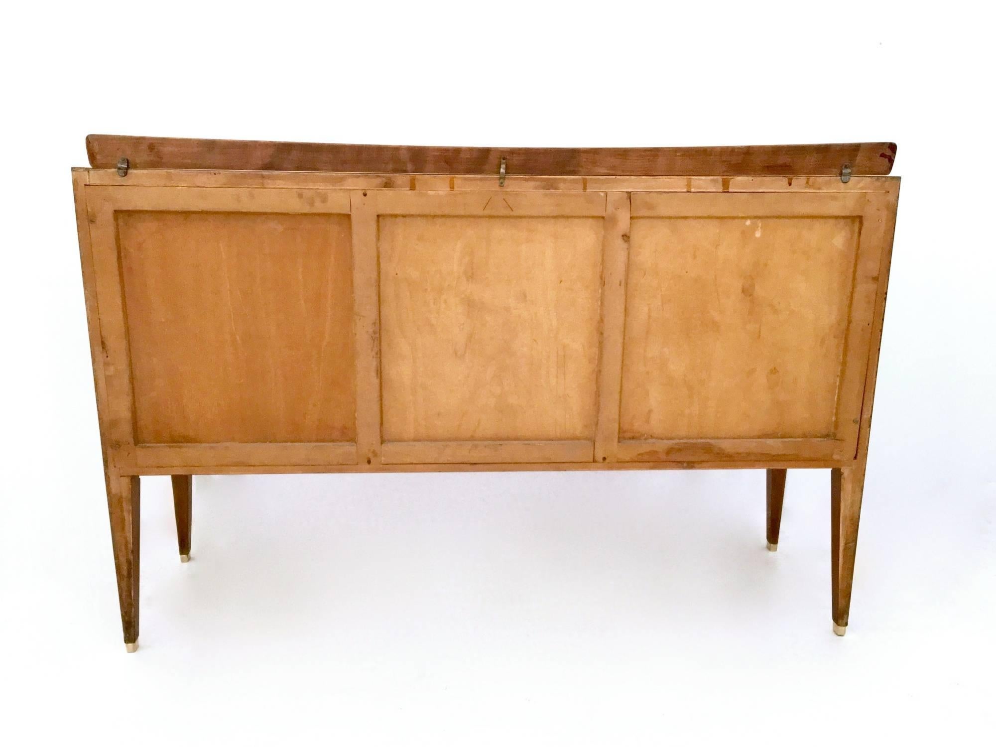 Mid-20th Century Walnut Sideboard in the Style of Gio Ponti with Maple Interiors, Italy, 1950s