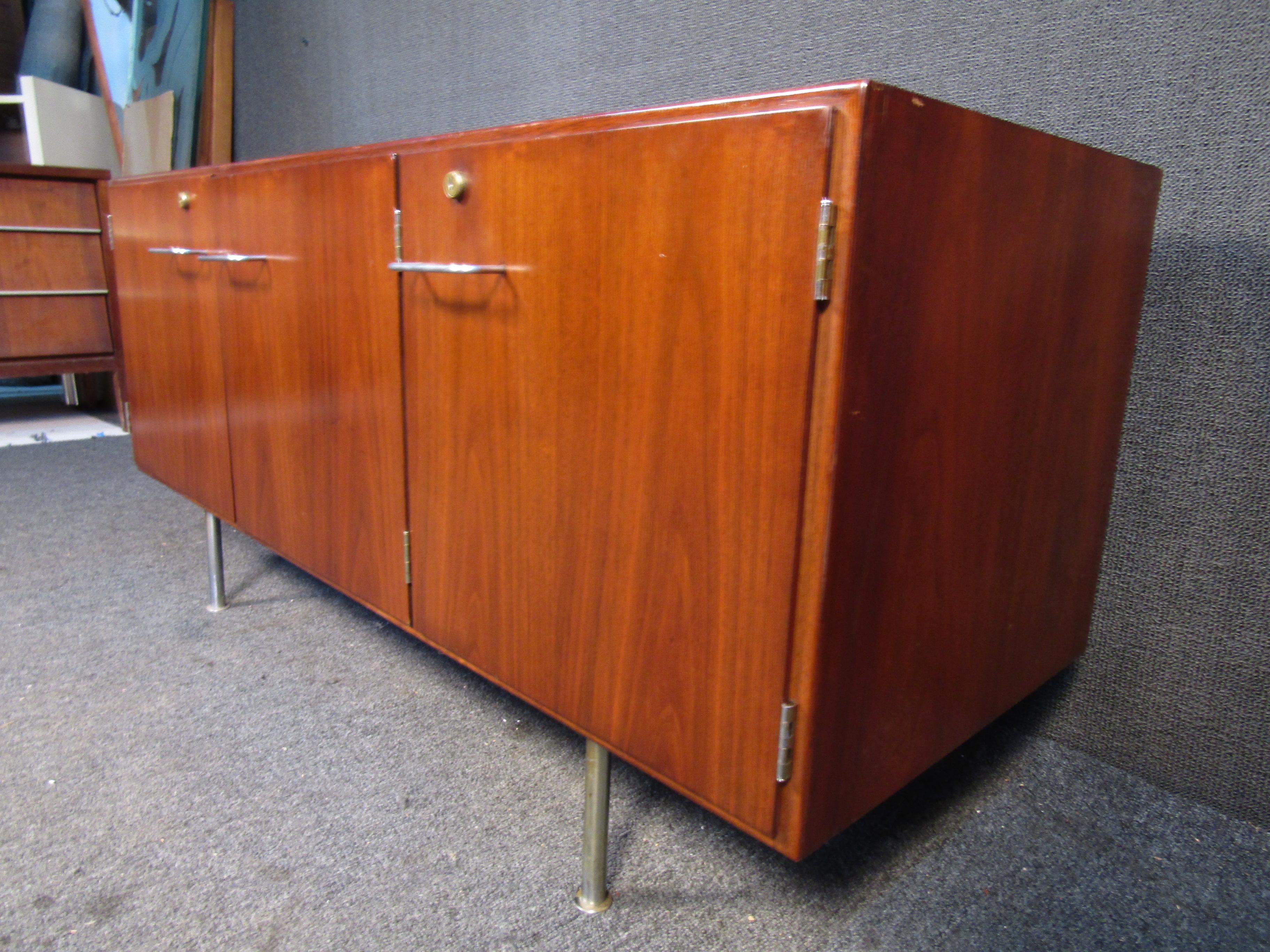 Walnut Sideboard in the Style of Knoll In Good Condition For Sale In Brooklyn, NY