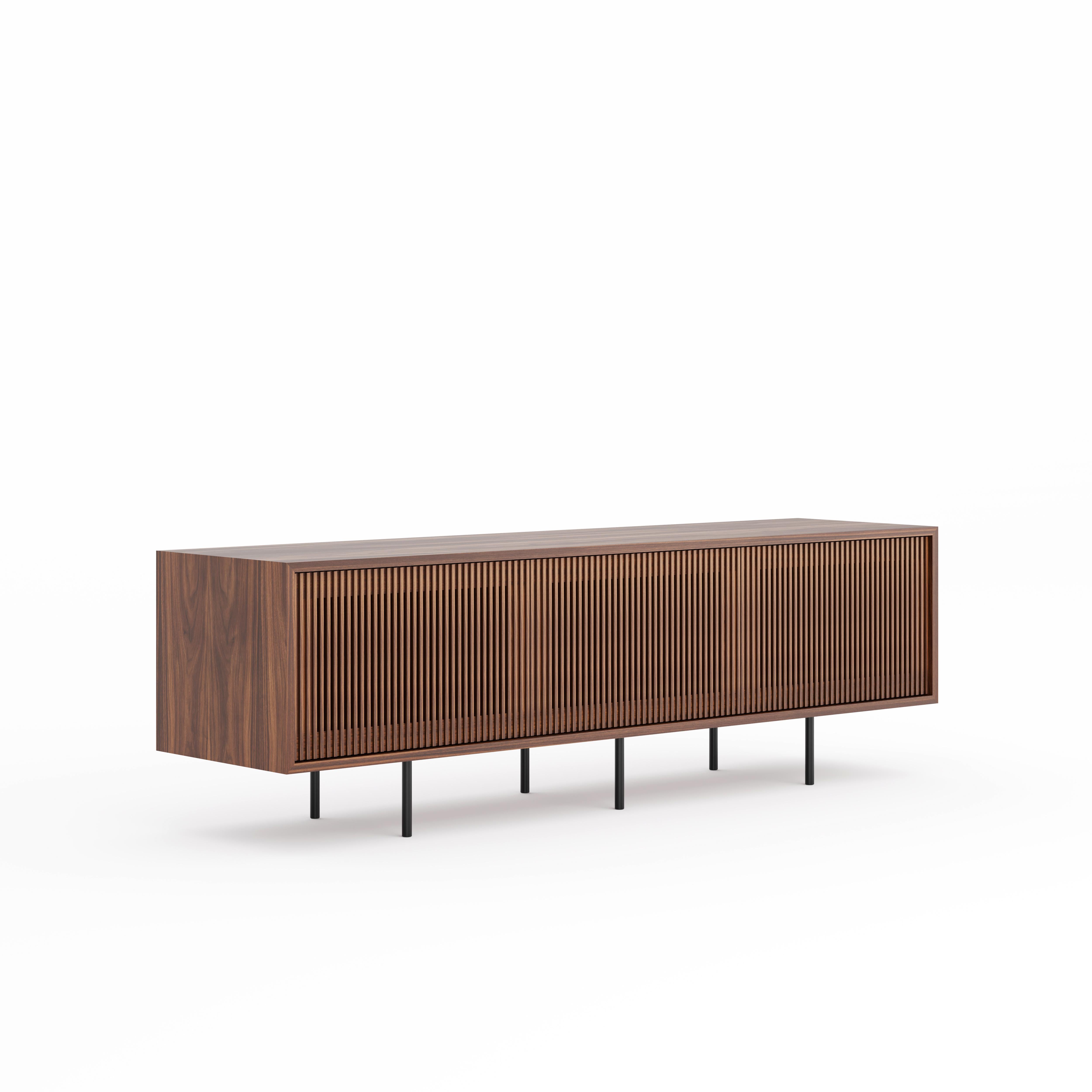 Anrichte aus Nussbaumholz mit drei Lattentüren und schlichten schwarzen Aluminiumbeinen im modernen Stil der Jahrhundertmitte.
Perfekt als Sideboard, TV-Ständer, Plattenspieler und Vinyl-Aufbewahrung für Musikliebhaber.
Sideboard aus massivem