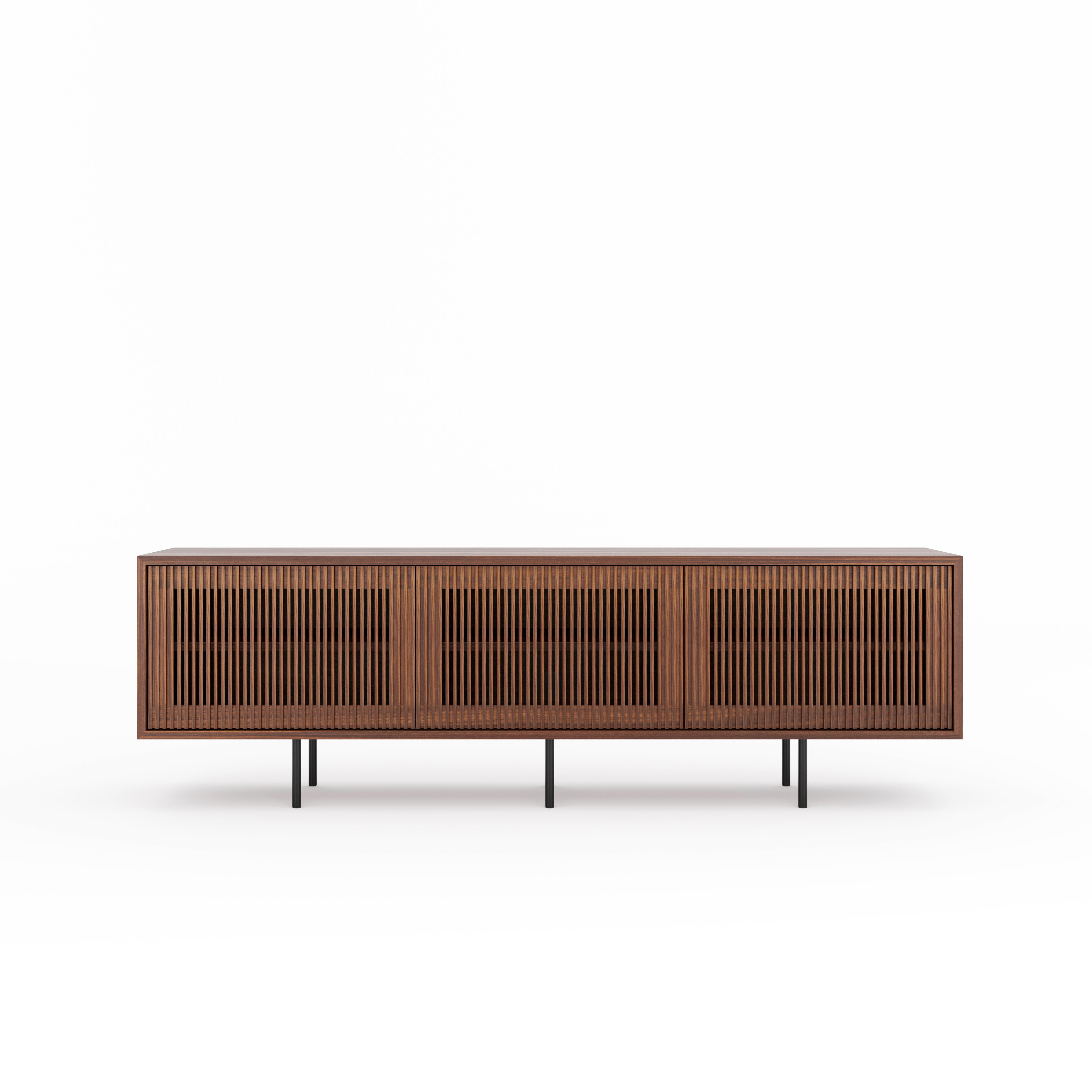 Sideboard aus Nussbaumholz mit drei Lattentüren im modernen Stil der Jahrhundertmitte (Moderne der Mitte des Jahrhunderts) im Angebot