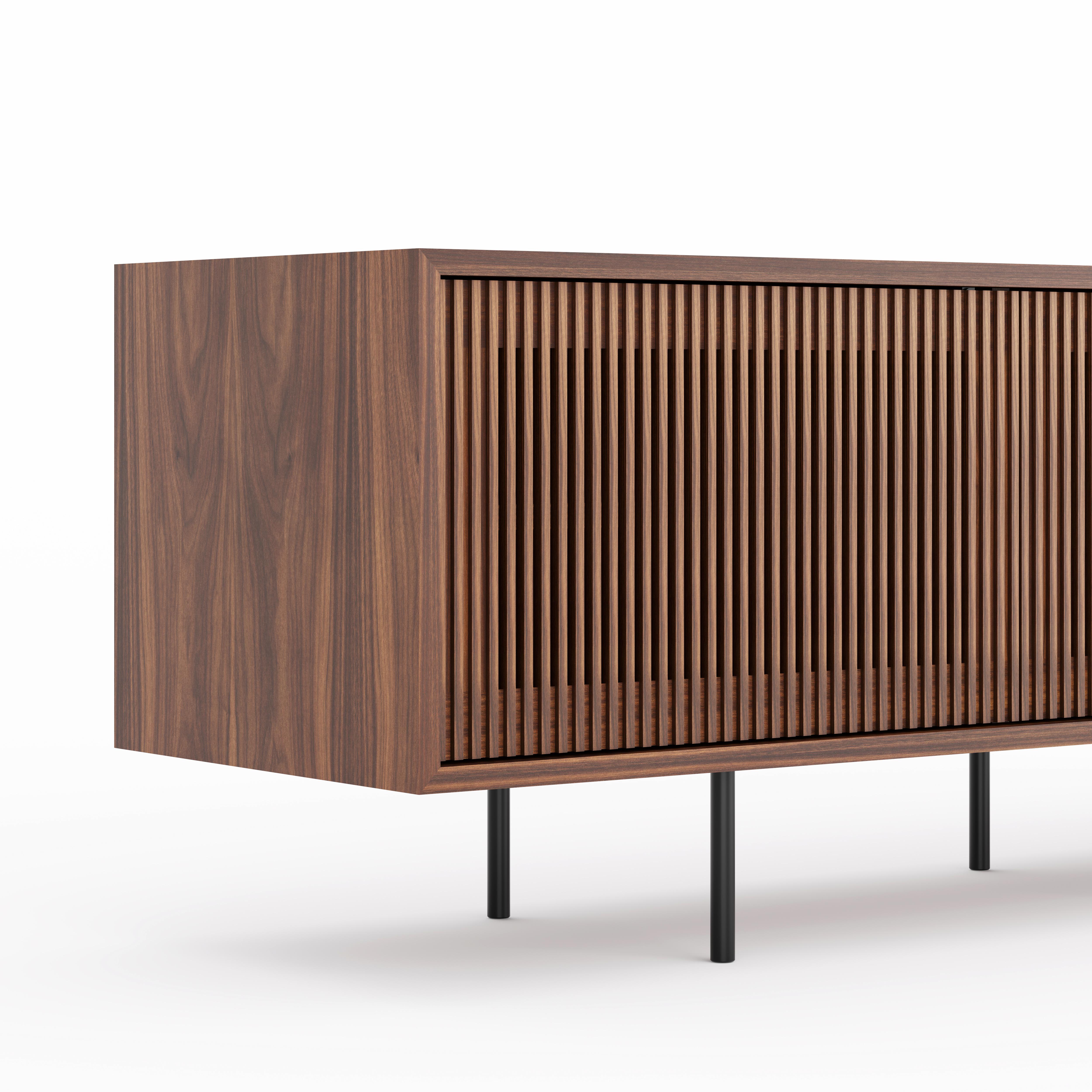 Sideboard aus Nussbaumholz mit drei Lattentüren im modernen Stil der Jahrhundertmitte (Polnisch) im Angebot