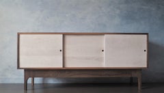 Eclipse Sideboard von MSJ Furniture Studio, Gehäuse aus Nussbaumholz mit Schiebetüren aus Buche