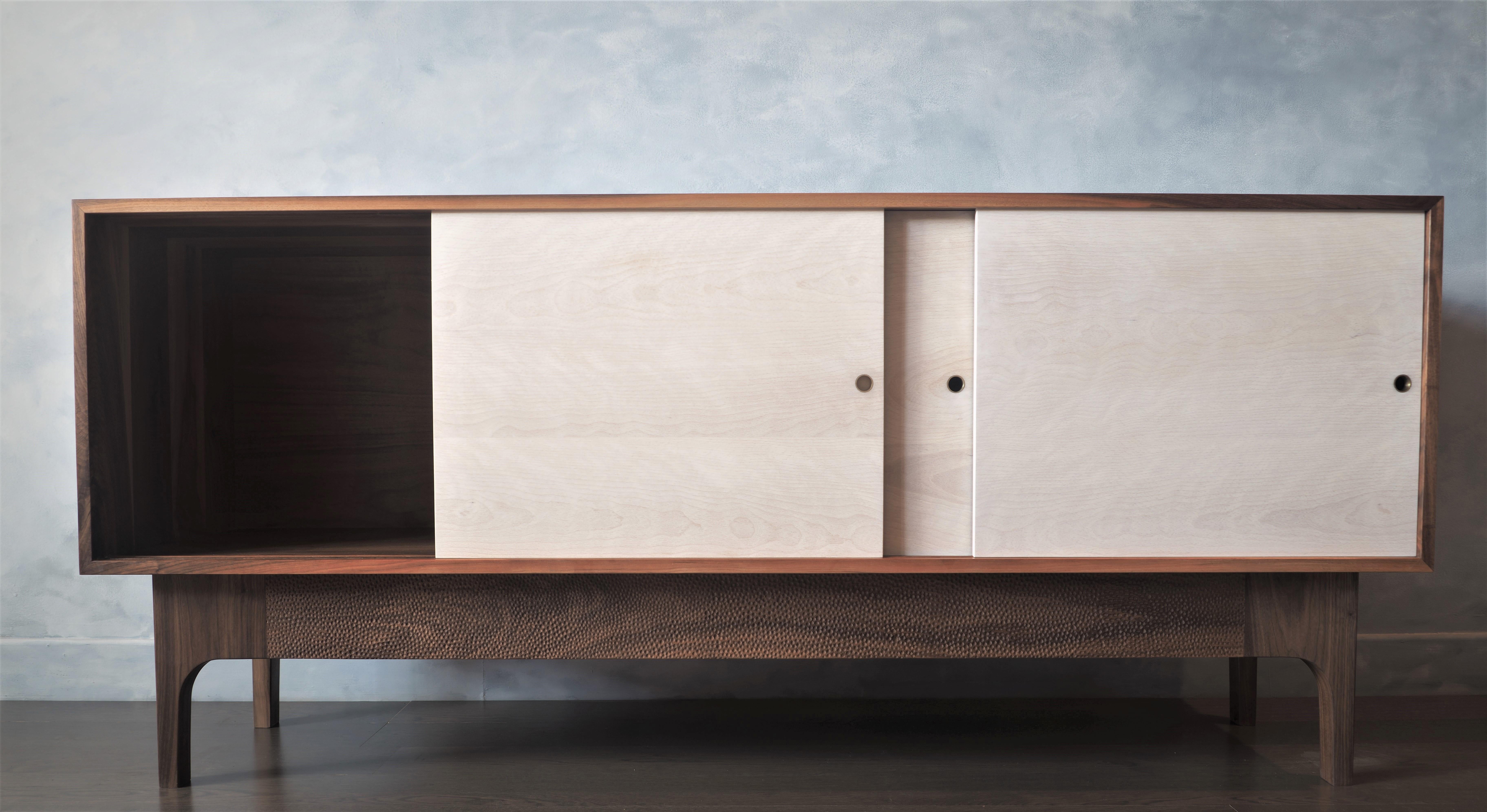 Eclipse Sideboard von MSJ Furniture Studio, Gehäuse aus Nussbaumholz mit Schiebetüren aus Buche im Angebot 1