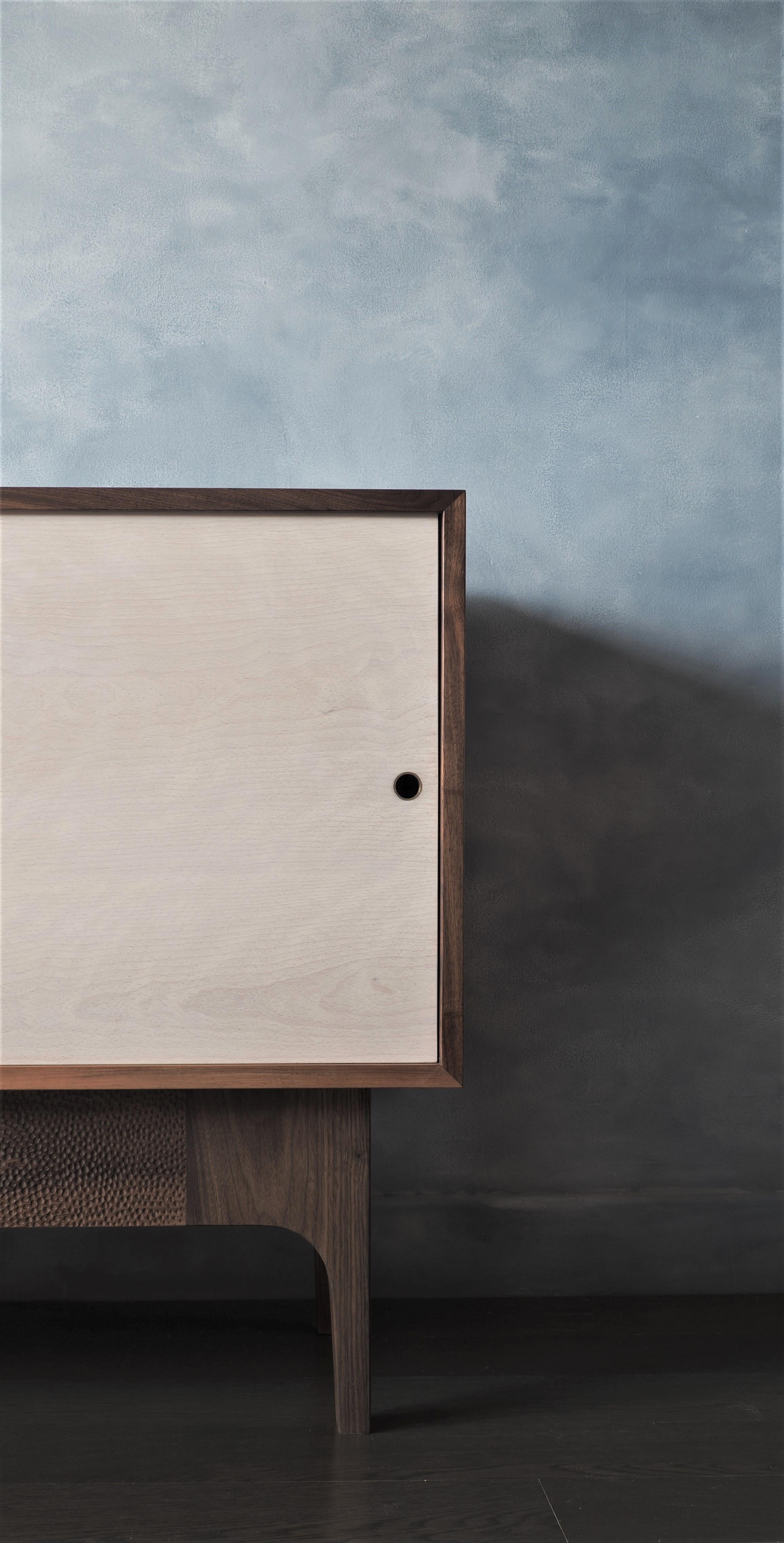 Eclipse Sideboard von MSJ Furniture Studio, Gehäuse aus Nussbaumholz mit Schiebetüren aus Buche (Kanadisch) im Angebot