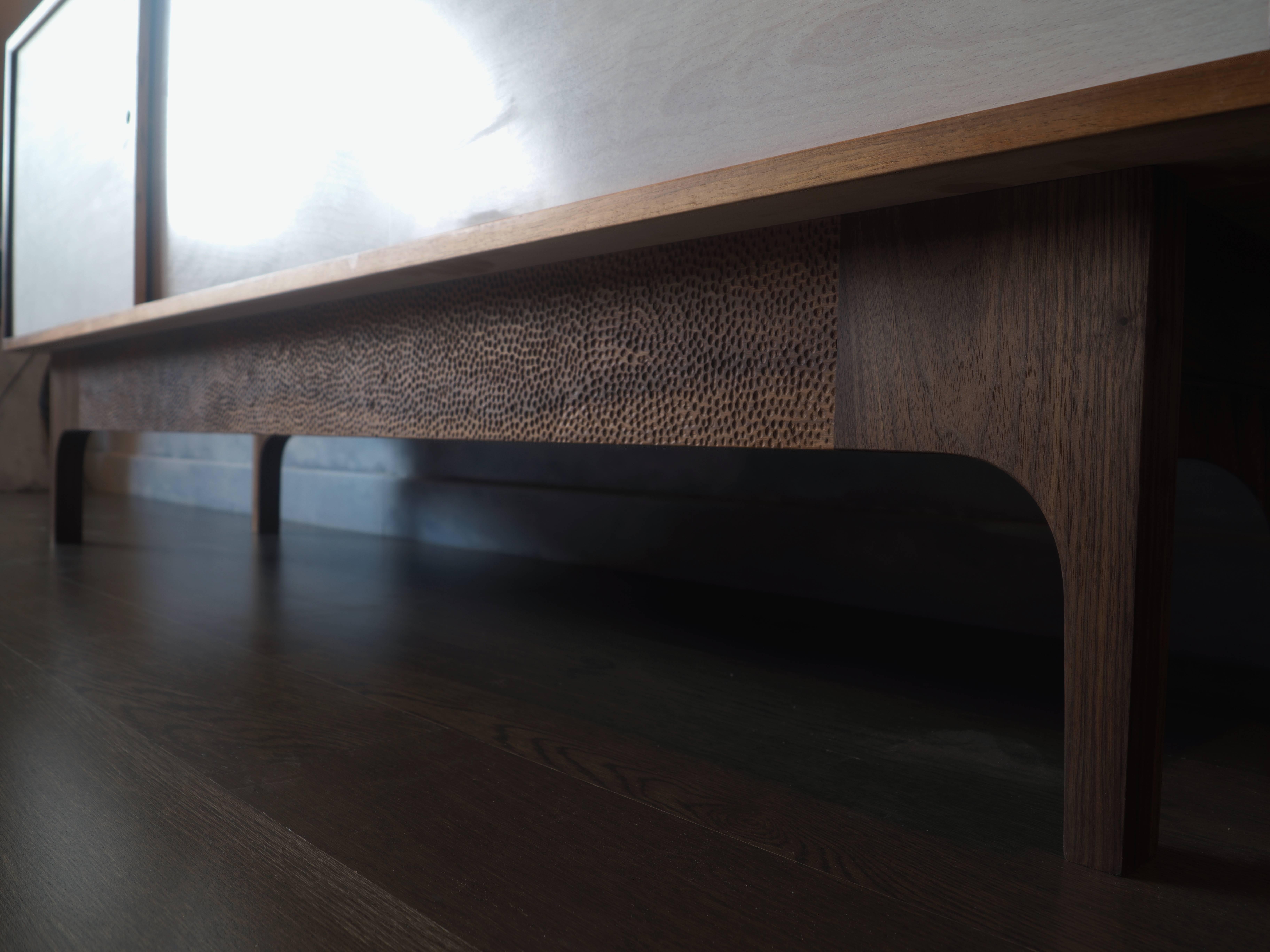 Eclipse Sideboard von MSJ Furniture Studio, Gehäuse aus Nussbaumholz mit Schiebetüren aus Buche (Moderne) im Angebot