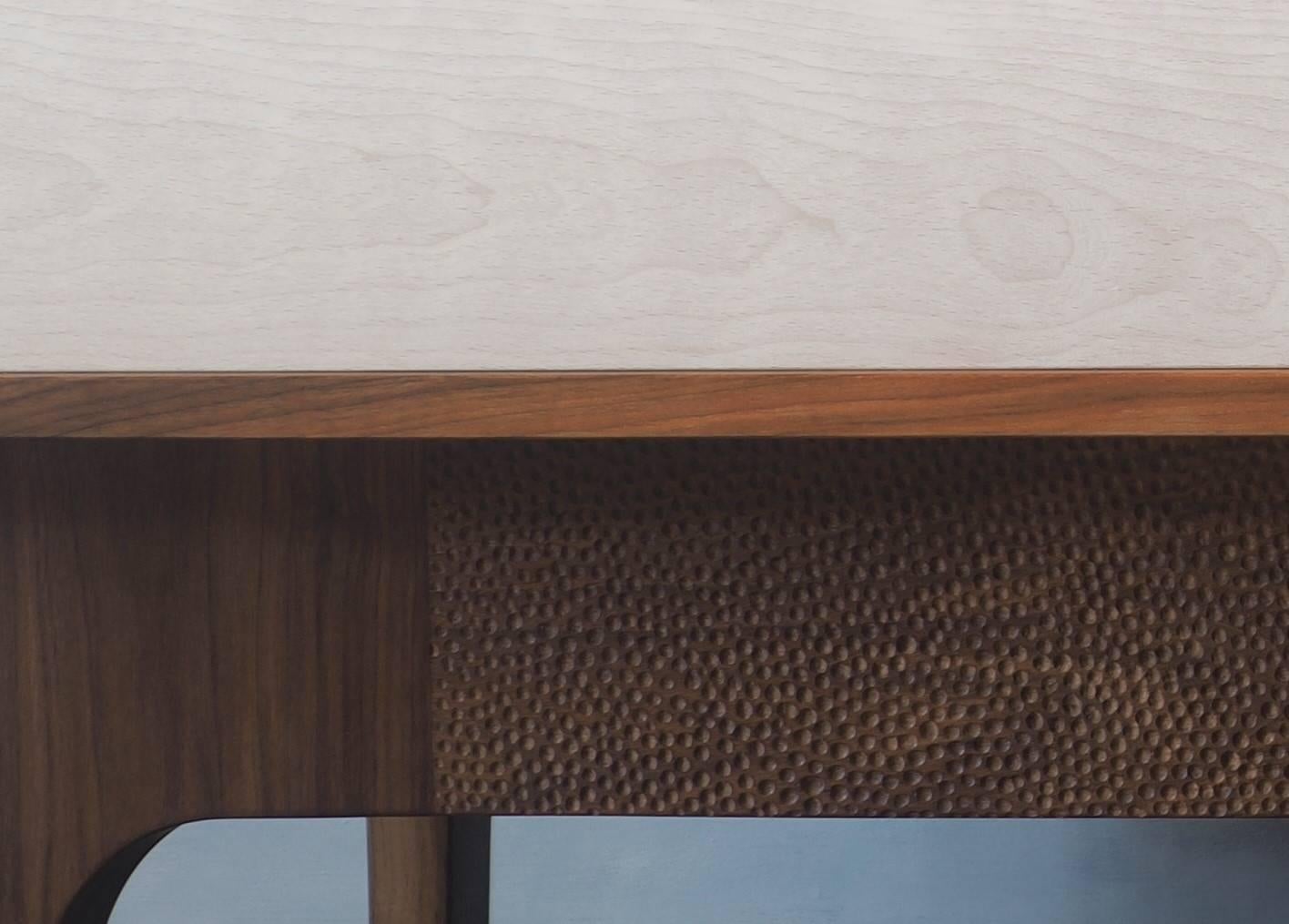 Eclipse Sideboard von MSJ Furniture Studio, Gehäuse aus Nussbaumholz mit Schiebetüren aus Buche (21. Jahrhundert und zeitgenössisch) im Angebot