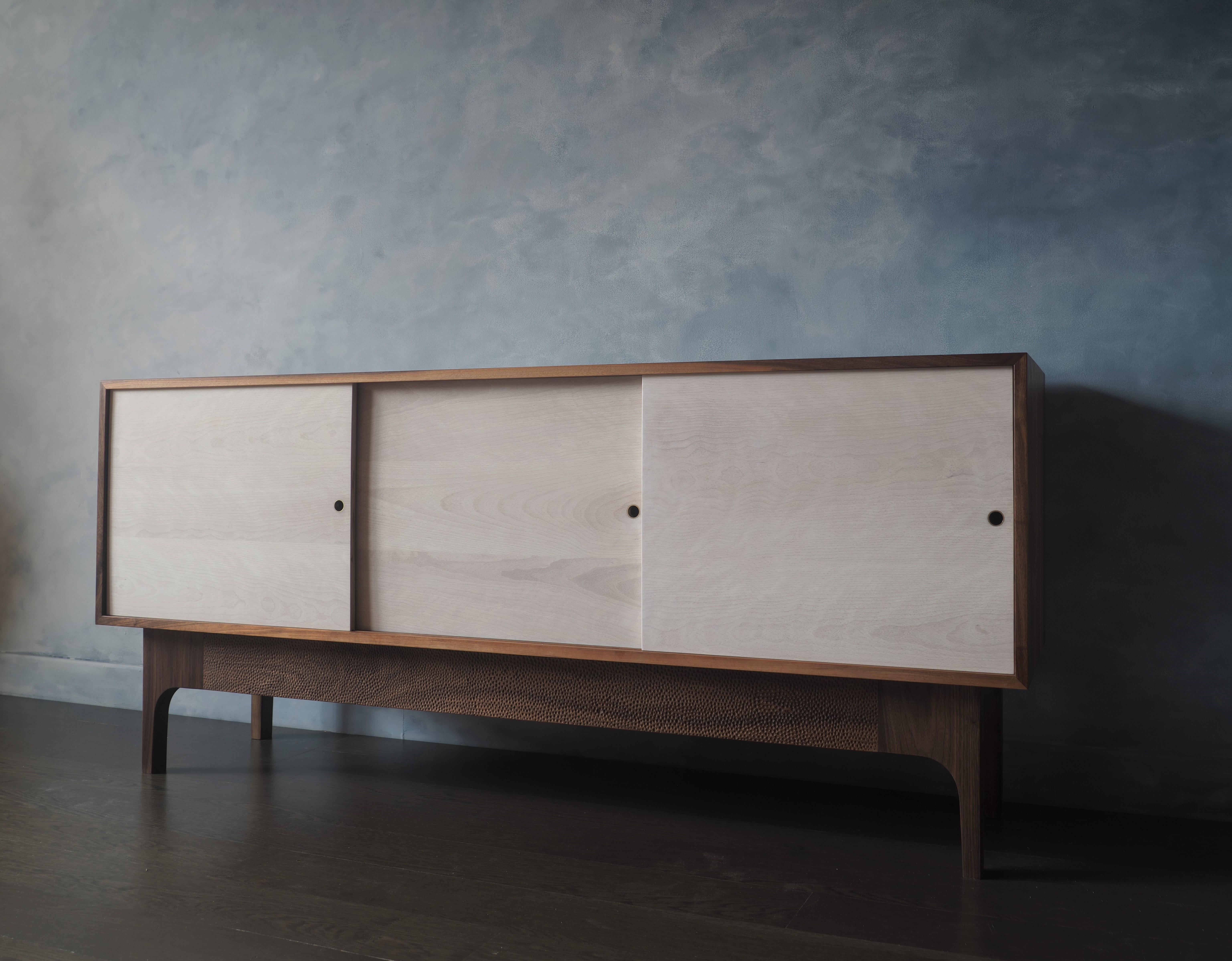 Eclipse Sideboard von MSJ Furniture Studio, Gehäuse aus Nussbaumholz mit Schiebetüren aus Buche (Geschnitzt) im Angebot