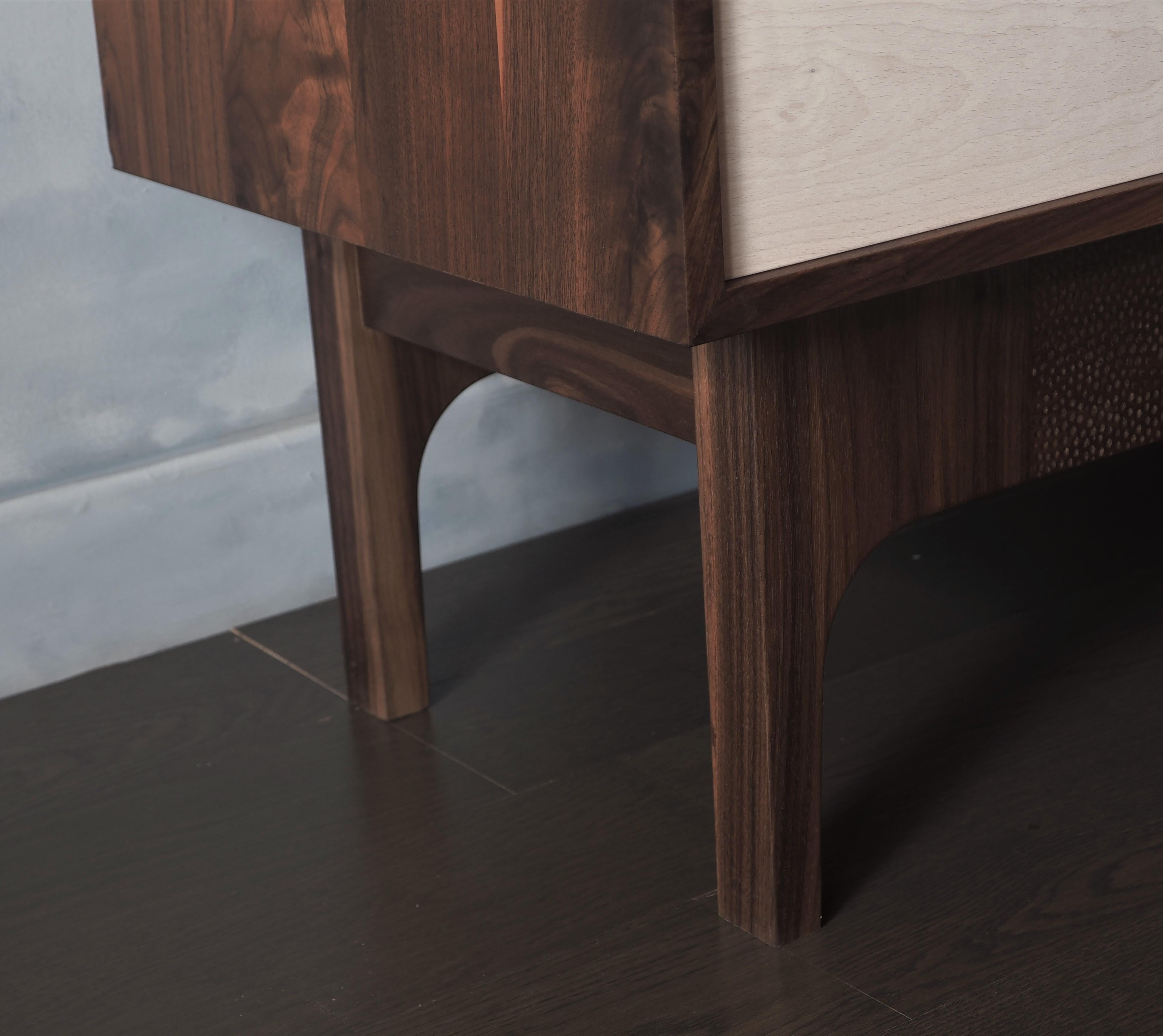 Eclipse Sideboard von MSJ Furniture Studio, Gehäuse aus Nussbaumholz mit Schiebetüren aus Buche (Messing) im Angebot