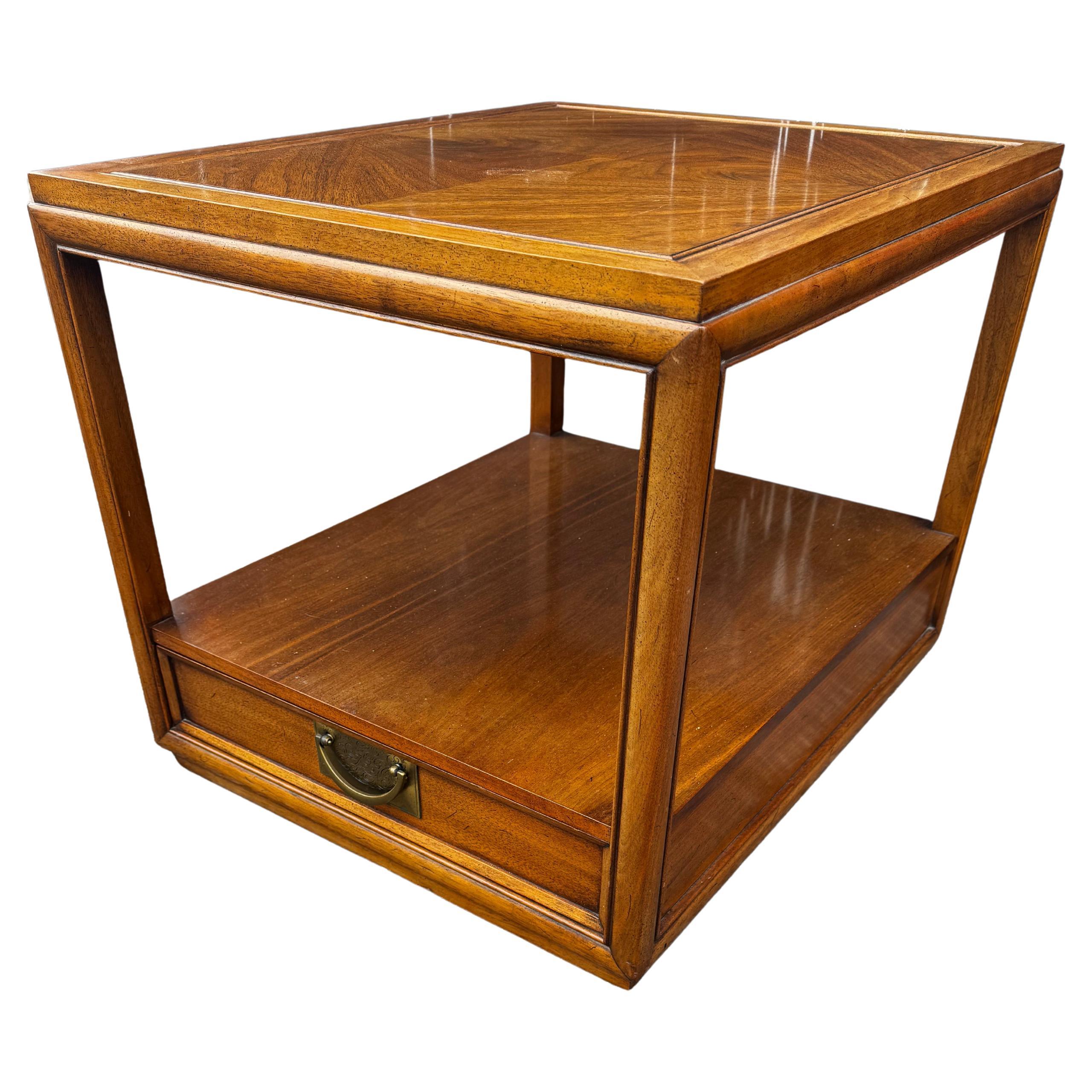 Walnut Single Drawer Dual shelf Hekman Furniture End table en vente